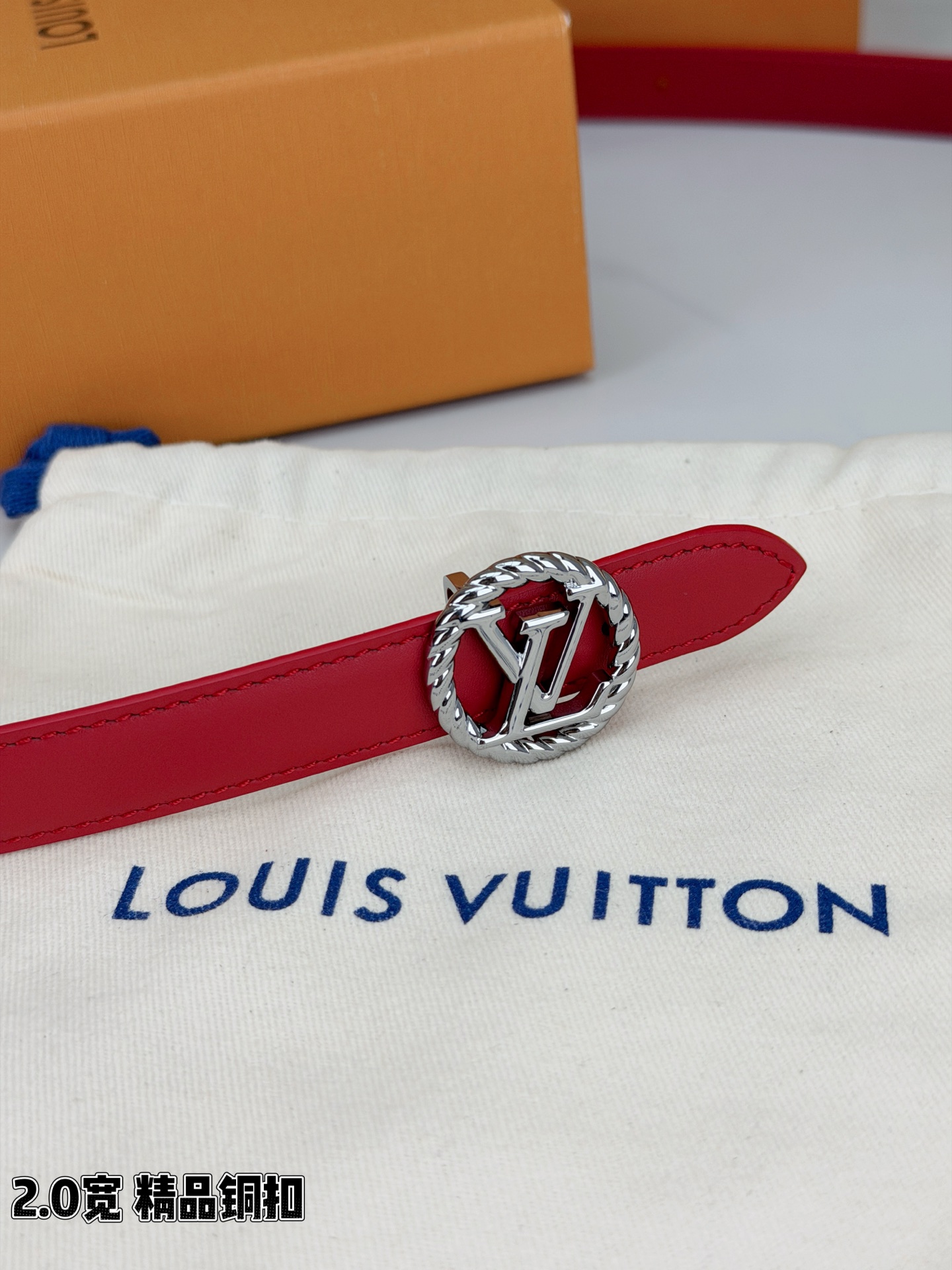路易威登2.0宽细腰带，麻花辫扭纹铜扣缀以镂空LV标识，金色光泽温婉流转。红黑双色可选，皮革细腻柔软，同