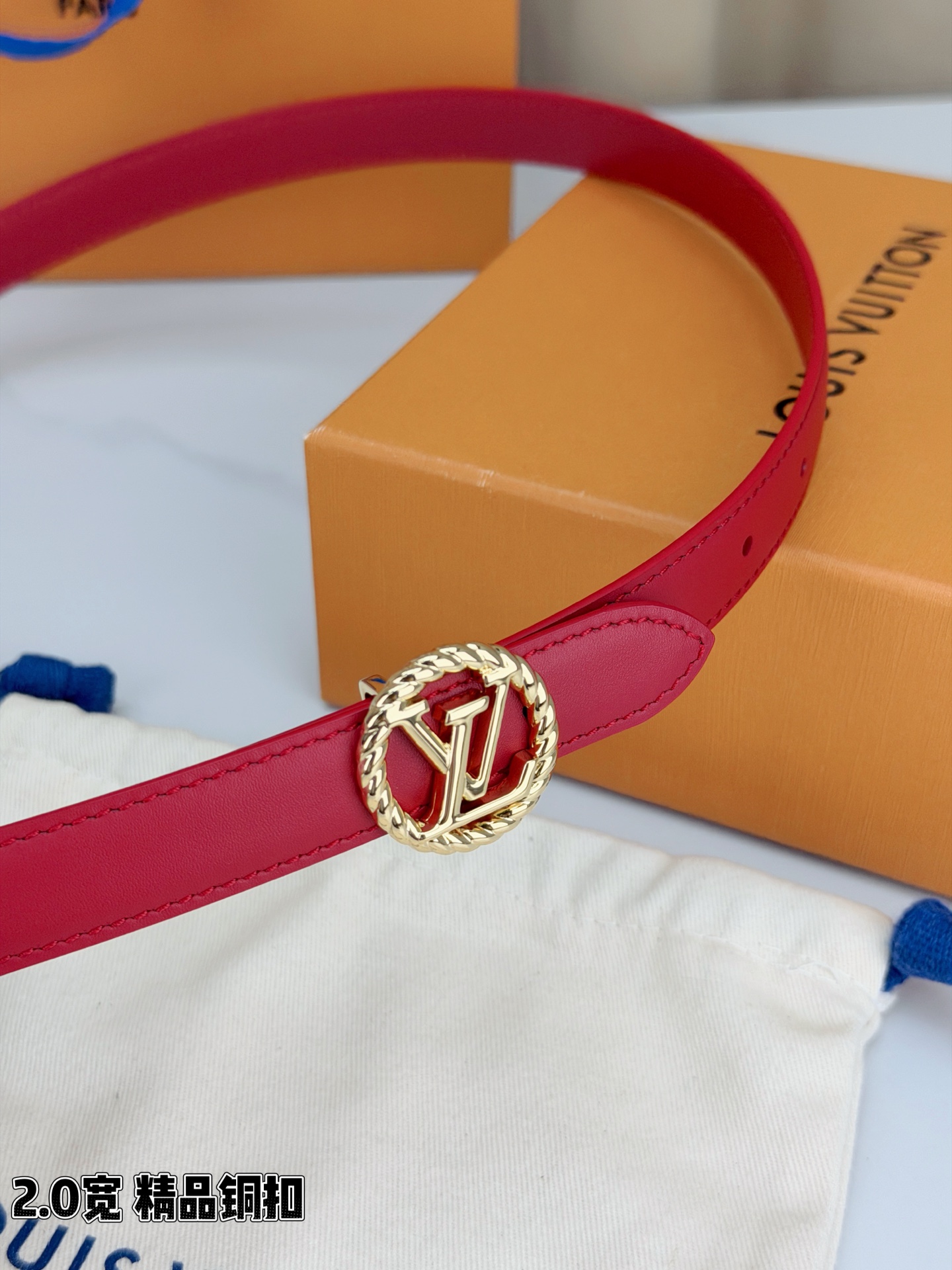 路易威登2.0宽细腰带，麻花辫扭纹铜扣缀以镂空LV标识，金色光泽温婉流转。红黑双色可选，皮革细腻柔软，同