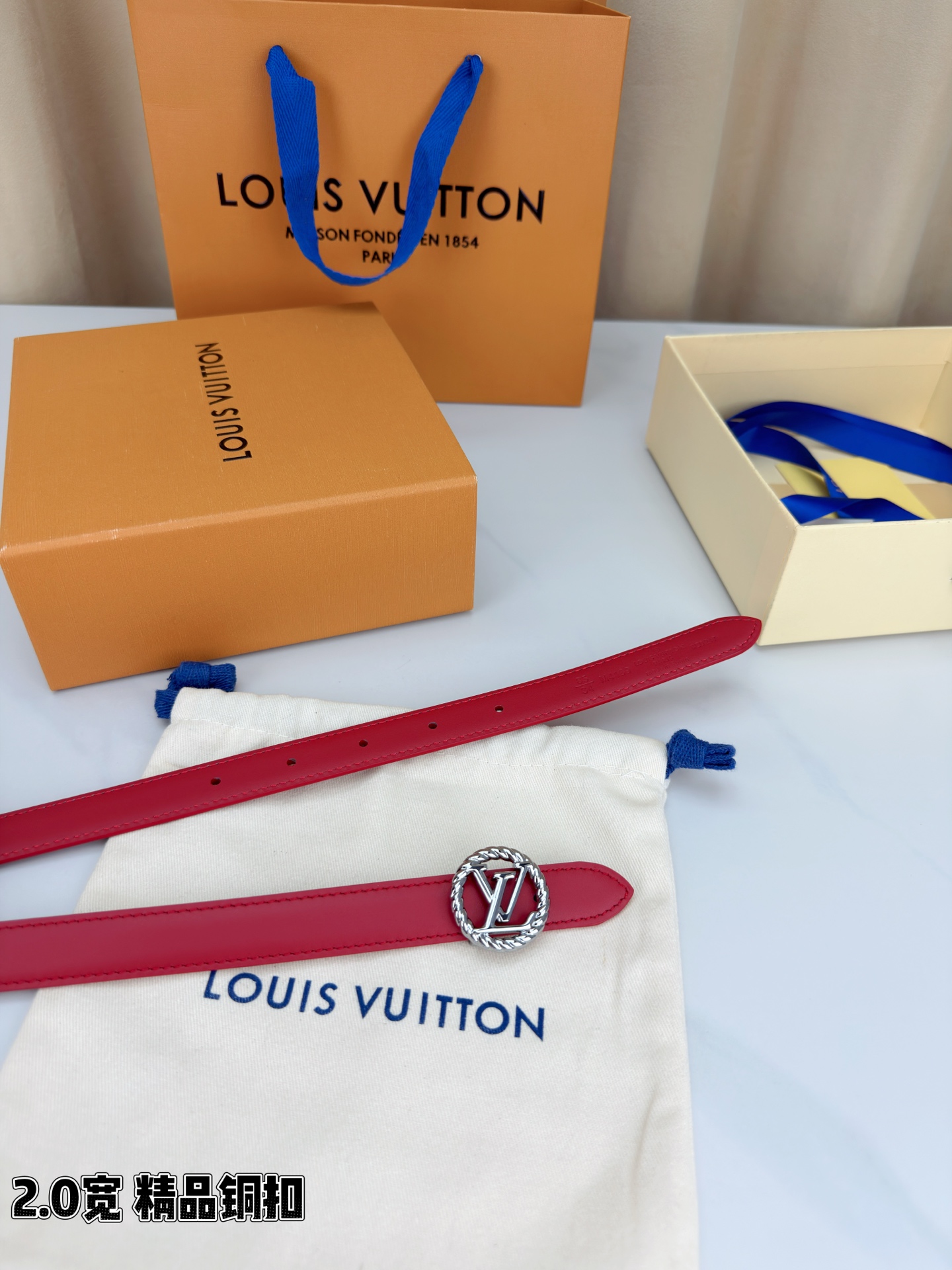 路易威登2.0宽细腰带，麻花辫扭纹铜扣缀以镂空LV标识，金色光泽温婉流转。红黑双色可选，皮革细腻柔软，同