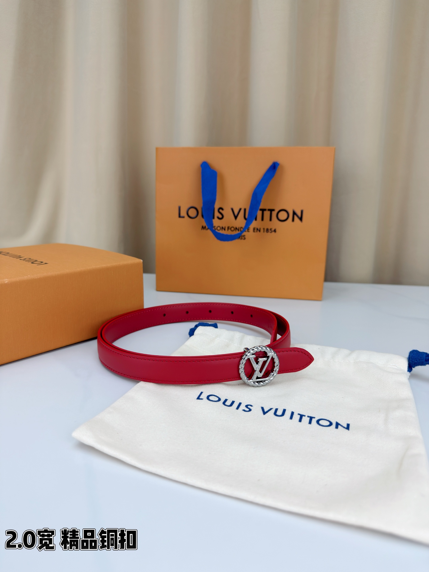 路易威登2.0宽细腰带，麻花辫扭纹铜扣缀以镂空LV标识，金色光泽温婉流转。红黑双色可选，皮革细腻柔软，同