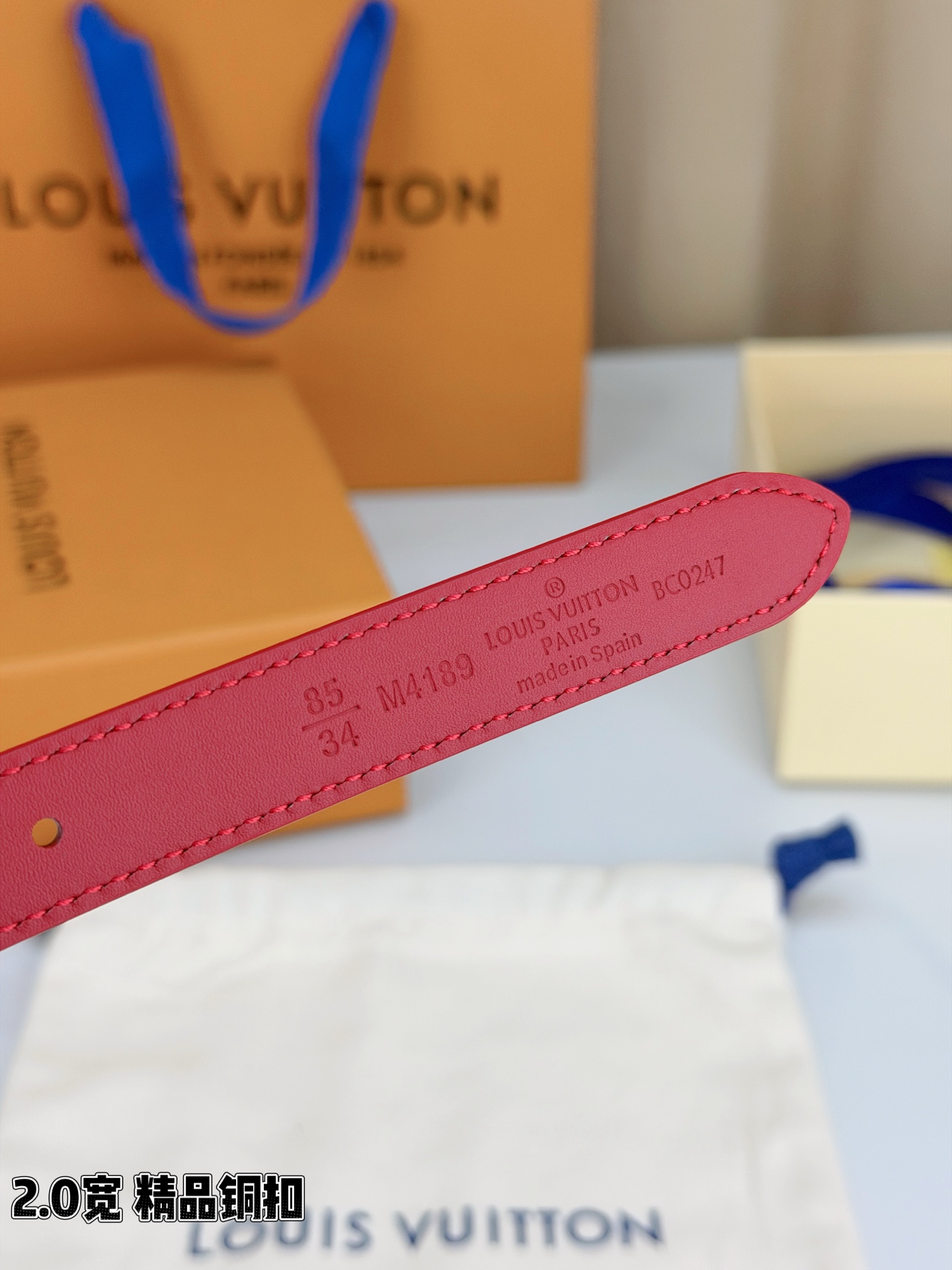 路易威登2.0宽细腰带，麻花辫扭纹铜扣缀以镂空LV标识，金色光泽温婉流转。红黑双色可选，皮革细腻柔软，同