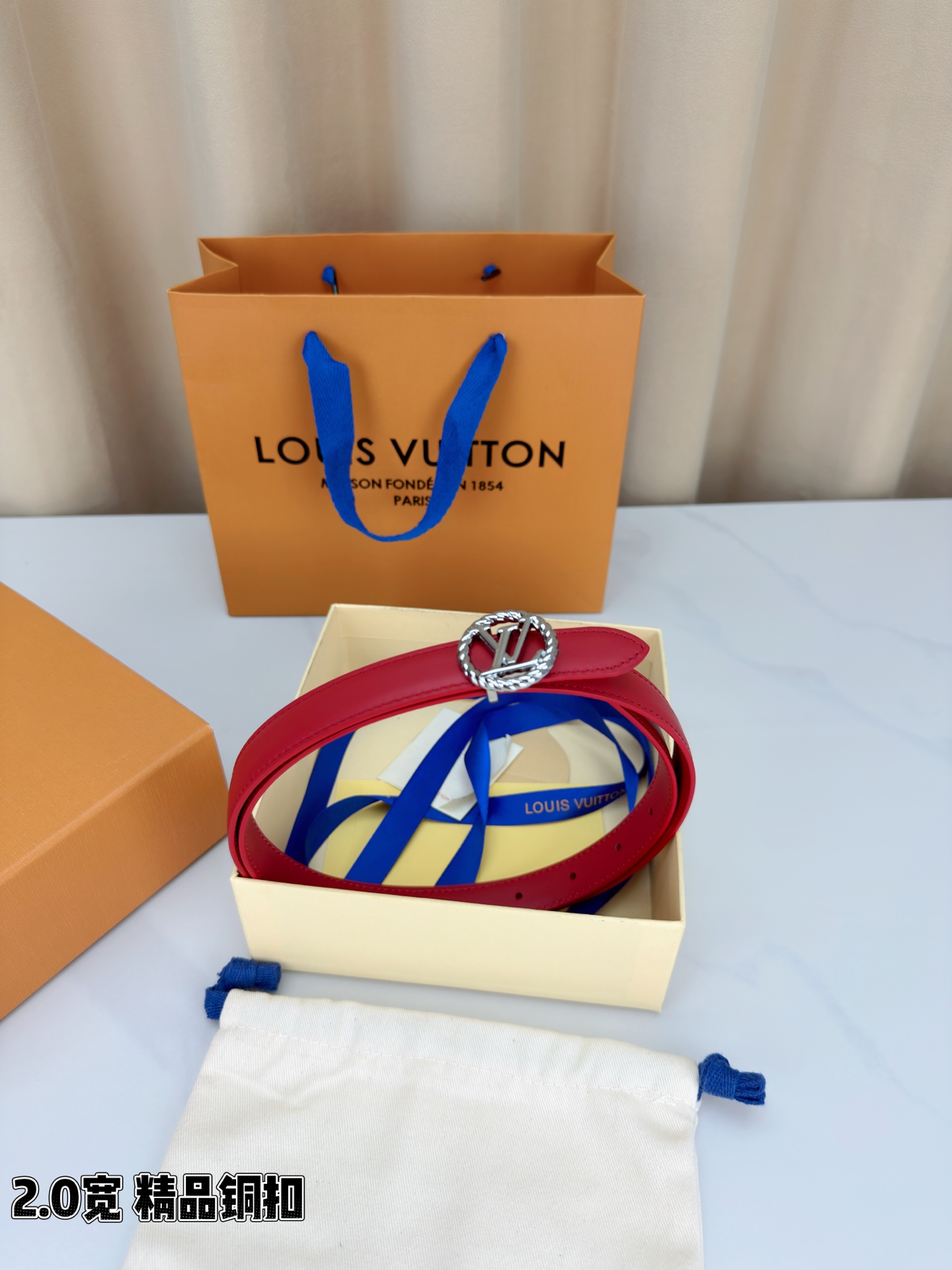 路易威登2.0宽细腰带，麻花辫扭纹铜扣缀以镂空LV标识，金色光泽温婉流转。红黑双色可选，皮革细腻柔软，同