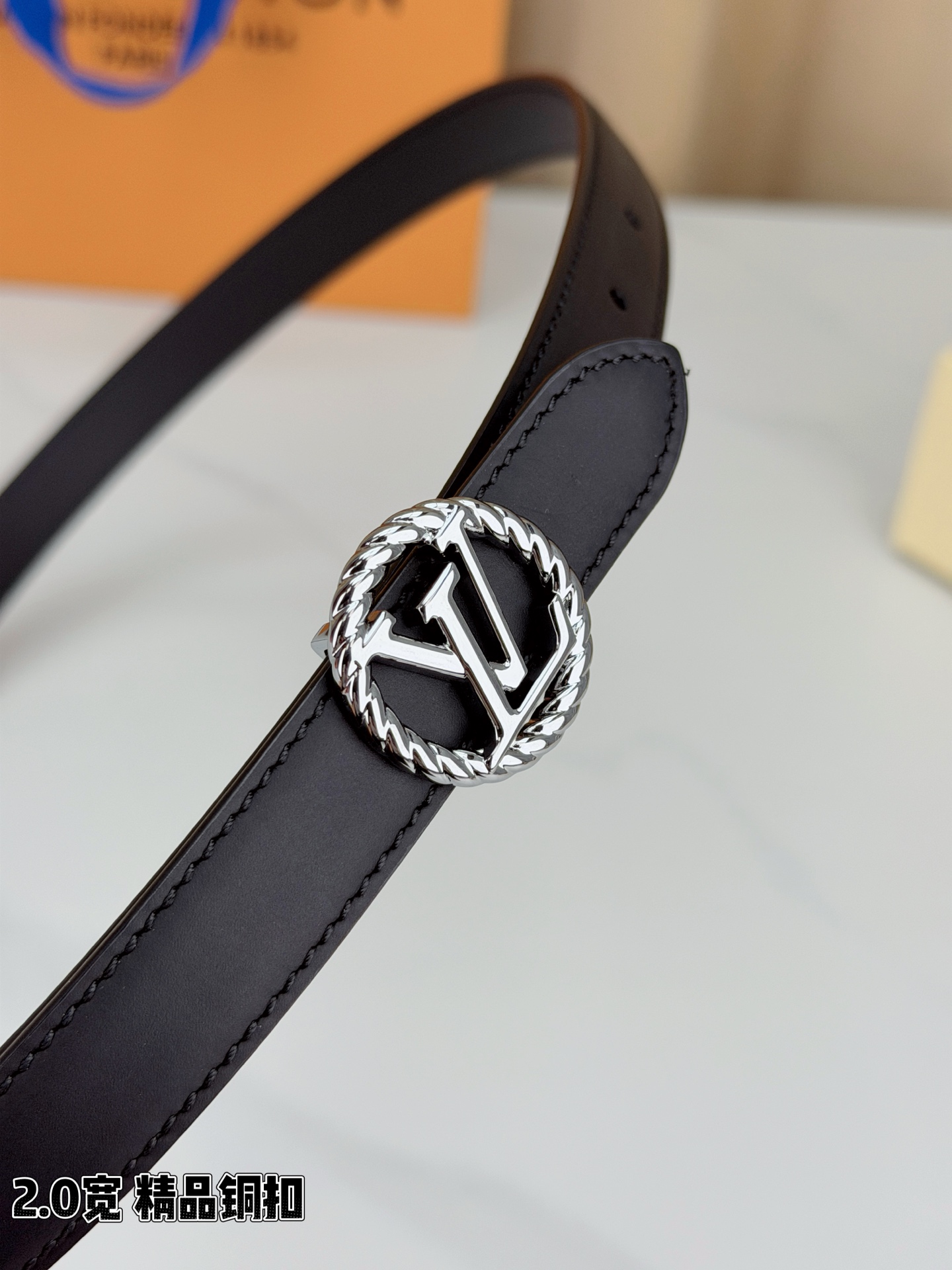 路易威登2.0宽细腰带，麻花辫扭纹铜扣缀以镂空LV标识，金色光泽温婉流转。红黑双色可选，皮革细腻柔软，同