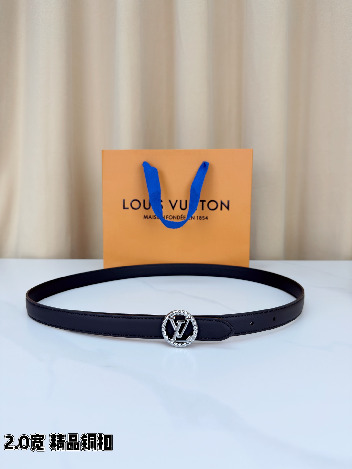 路易威登2.0宽细腰带，麻花辫扭纹铜扣缀以镂空LV标识，金色光泽温婉流转。红黑双色可选，皮革细腻柔软，同