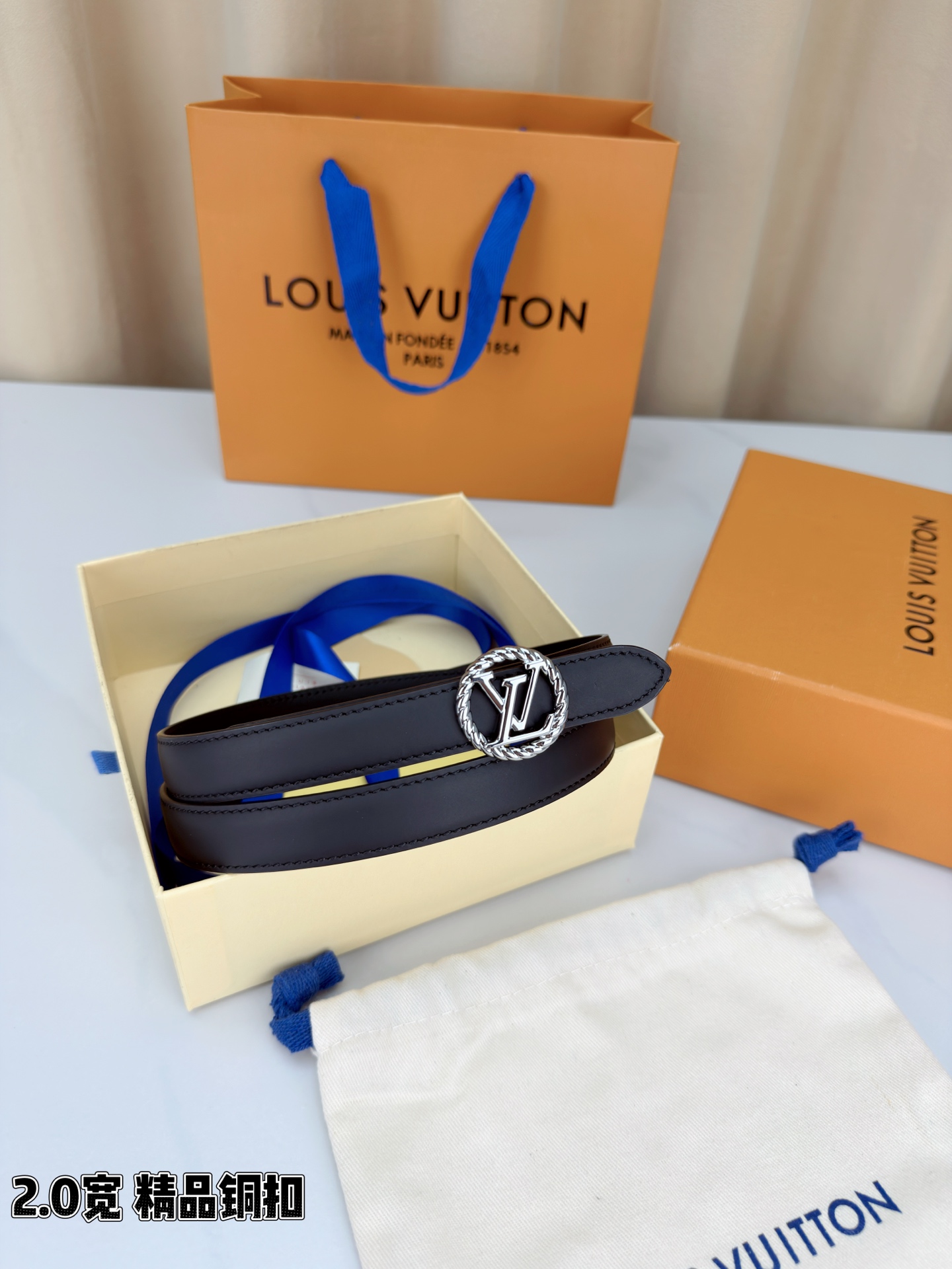 路易威登2.0宽细腰带，麻花辫扭纹铜扣缀以镂空LV标识，金色光泽温婉流转。红黑双色可选，皮革细腻柔软，同