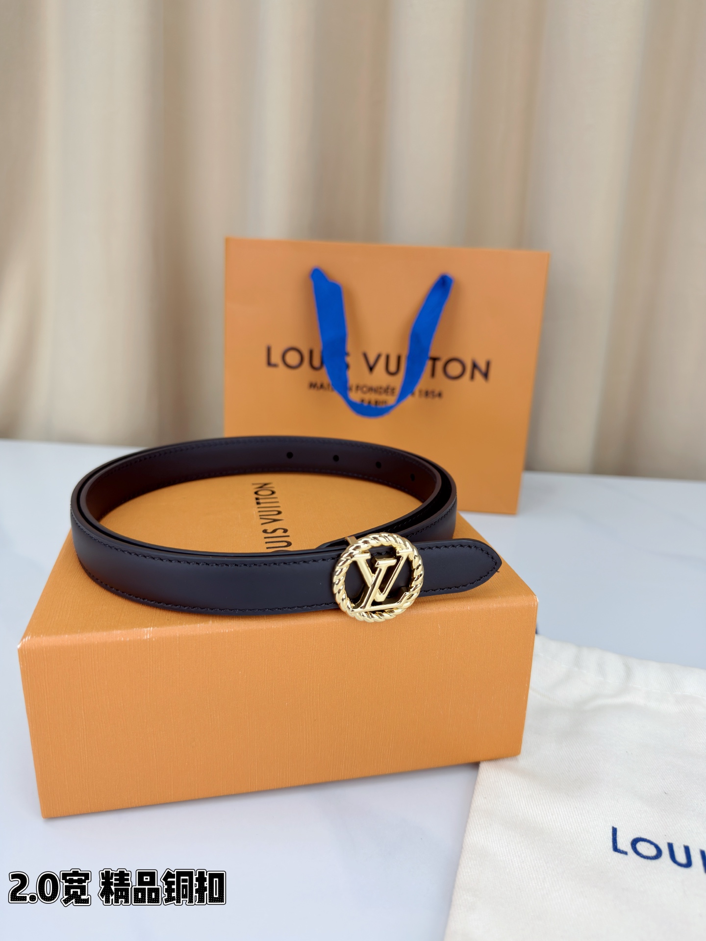 路易威登2.0宽细腰带，麻花辫扭纹铜扣缀以镂空LV标识，金色光泽温婉流转。红黑双色可选，皮革细腻柔软，同