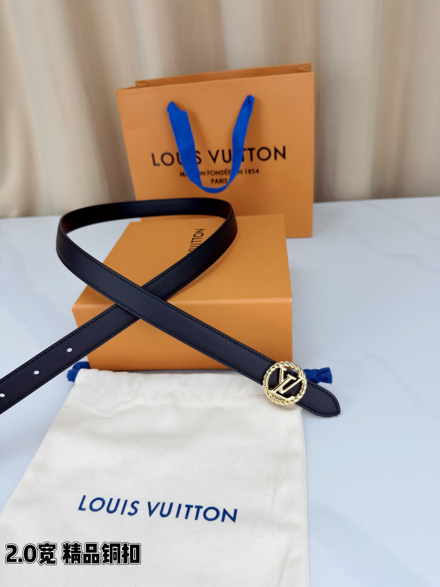 路易威登2.0宽细腰带，麻花辫扭纹铜扣缀以镂空LV标识，金色光泽温婉流转。红黑双色可选，皮革细腻柔软，同