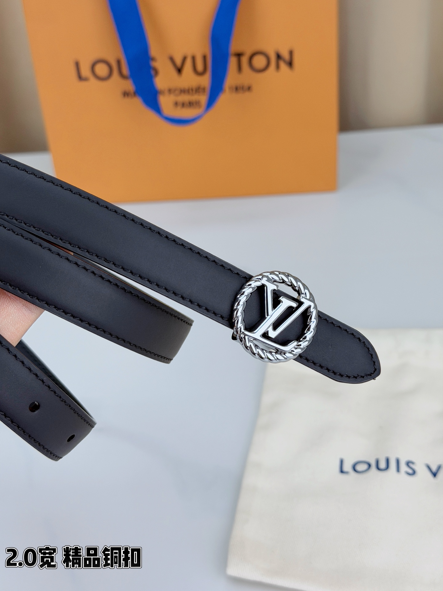 路易威登2.0宽细腰带，麻花辫扭纹铜扣缀以镂空LV标识，金色光泽温婉流转。红黑双色可选，皮革细腻柔软，同