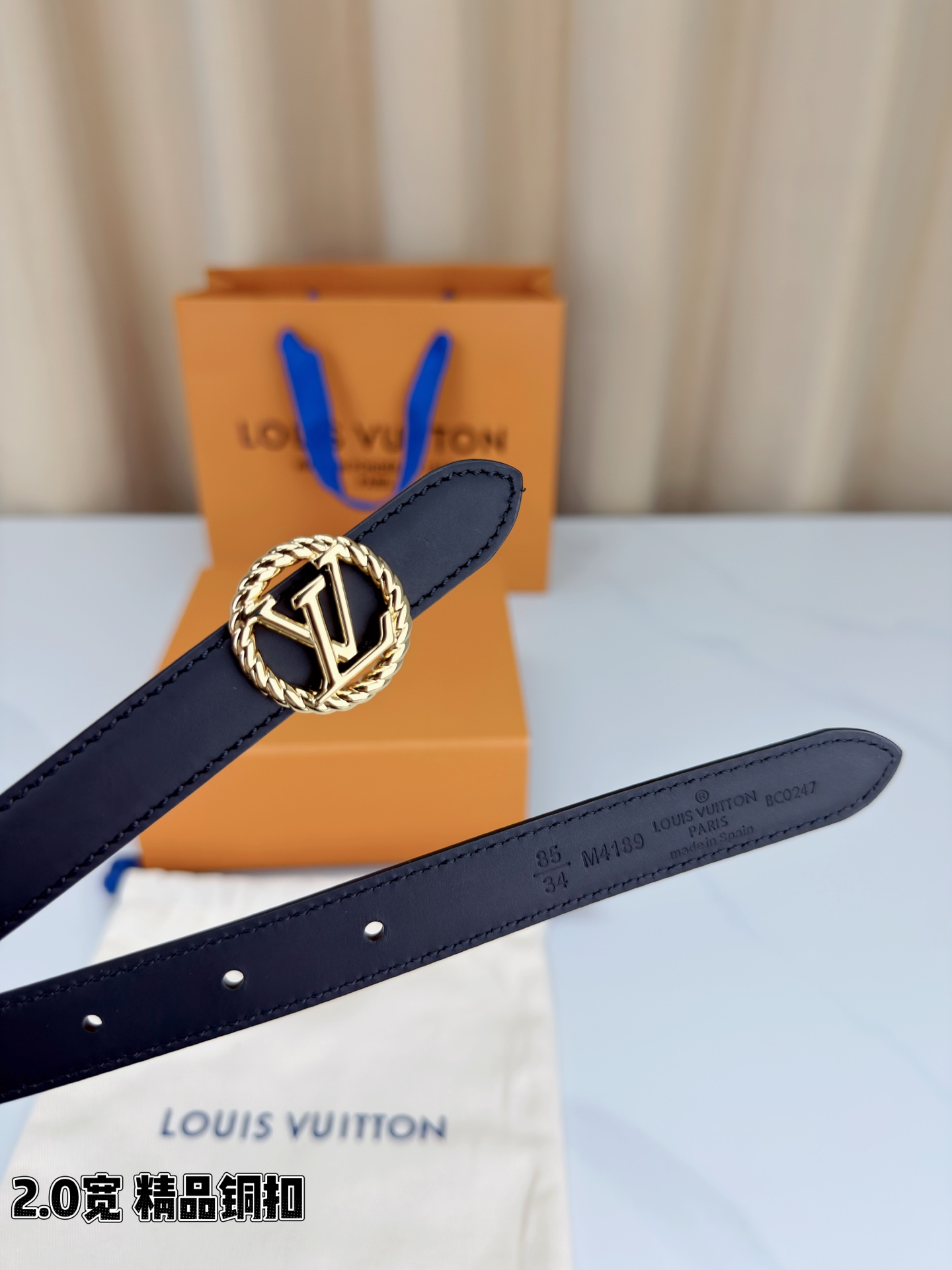 路易威登2.0宽细腰带，麻花辫扭纹铜扣缀以镂空LV标识，金色光泽温婉流转。红黑双色可选，皮革细腻柔软，同