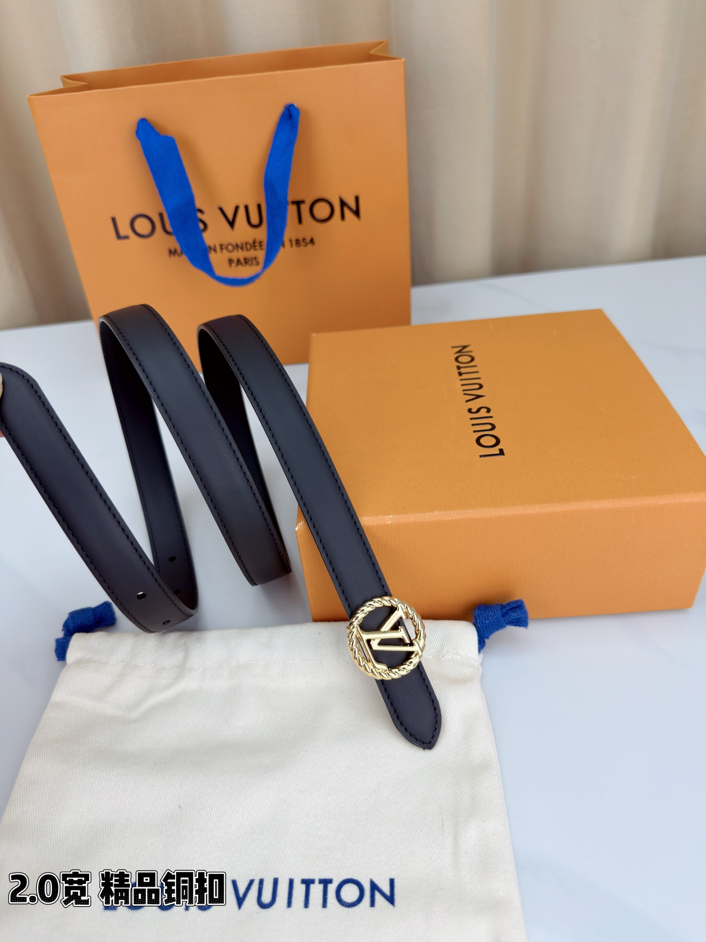 路易威登2.0宽细腰带，麻花辫扭纹铜扣缀以镂空LV标识，金色光泽温婉流转。红黑双色可选，皮革细腻柔软，同