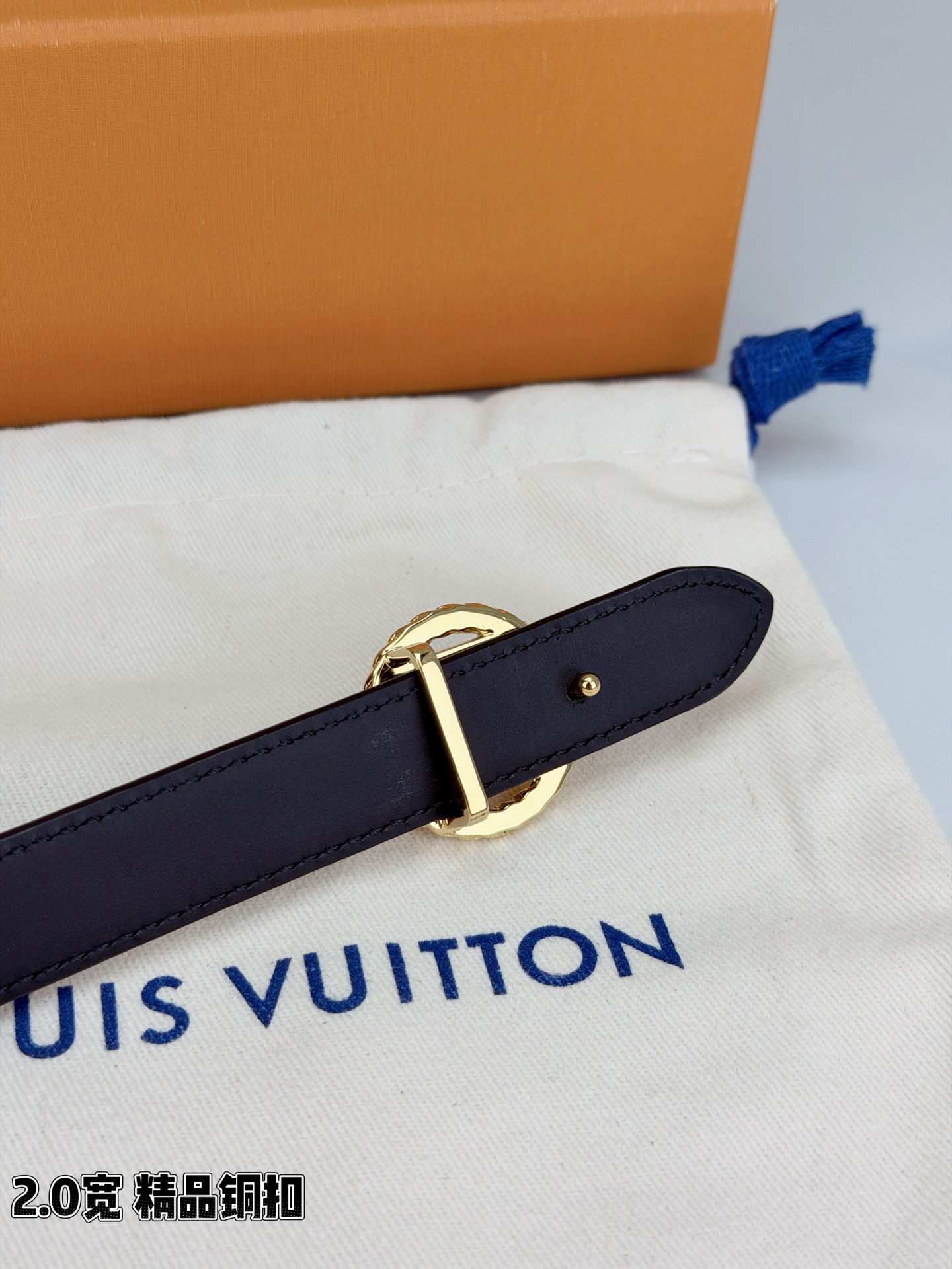 路易威登2.0宽细腰带，麻花辫扭纹铜扣缀以镂空LV标识，金色光泽温婉流转。红黑双色可选，皮革细腻柔软，同