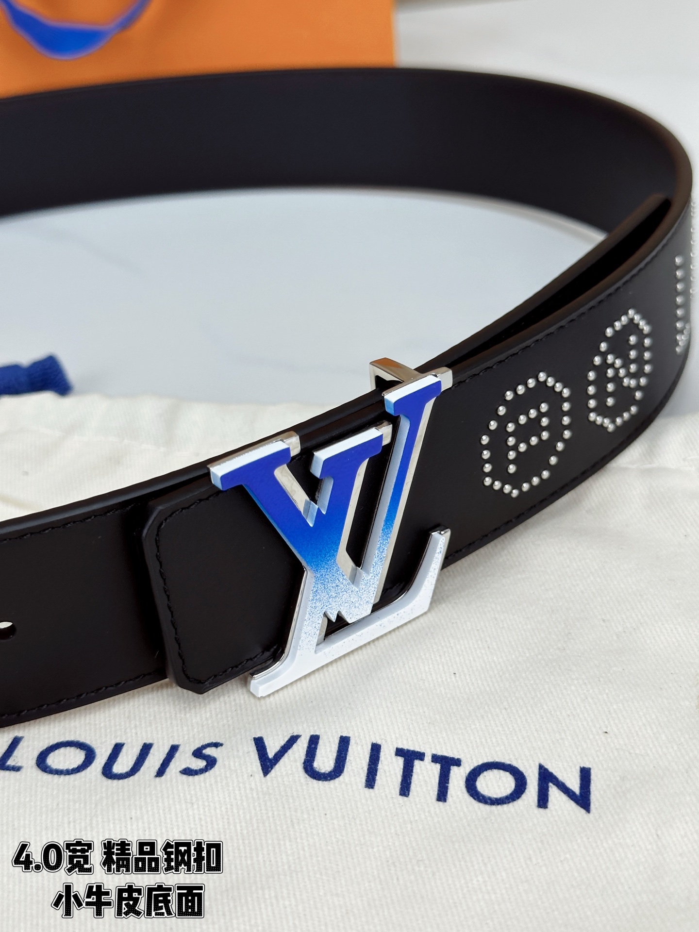【LV 4.0宽进口小牛皮皮带】4.0cm宽版设计，甄选进口小牛皮。蓝白渐变LV字母钢扣，表面五金铆钉装