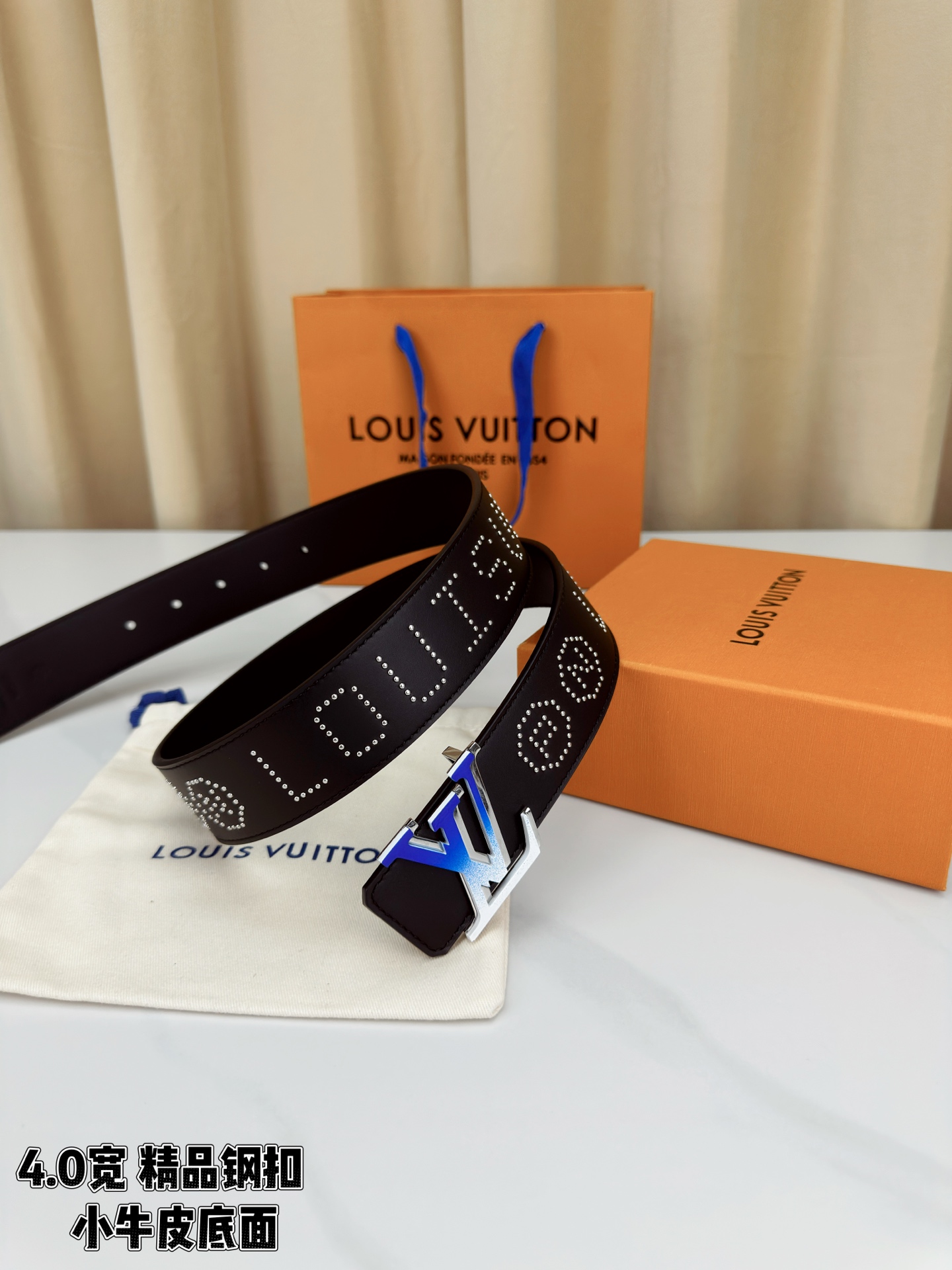 【LV 4.0宽进口小牛皮皮带】4.0cm宽版设计，甄选进口小牛皮。蓝白渐变LV字母钢扣，表面五金铆钉装