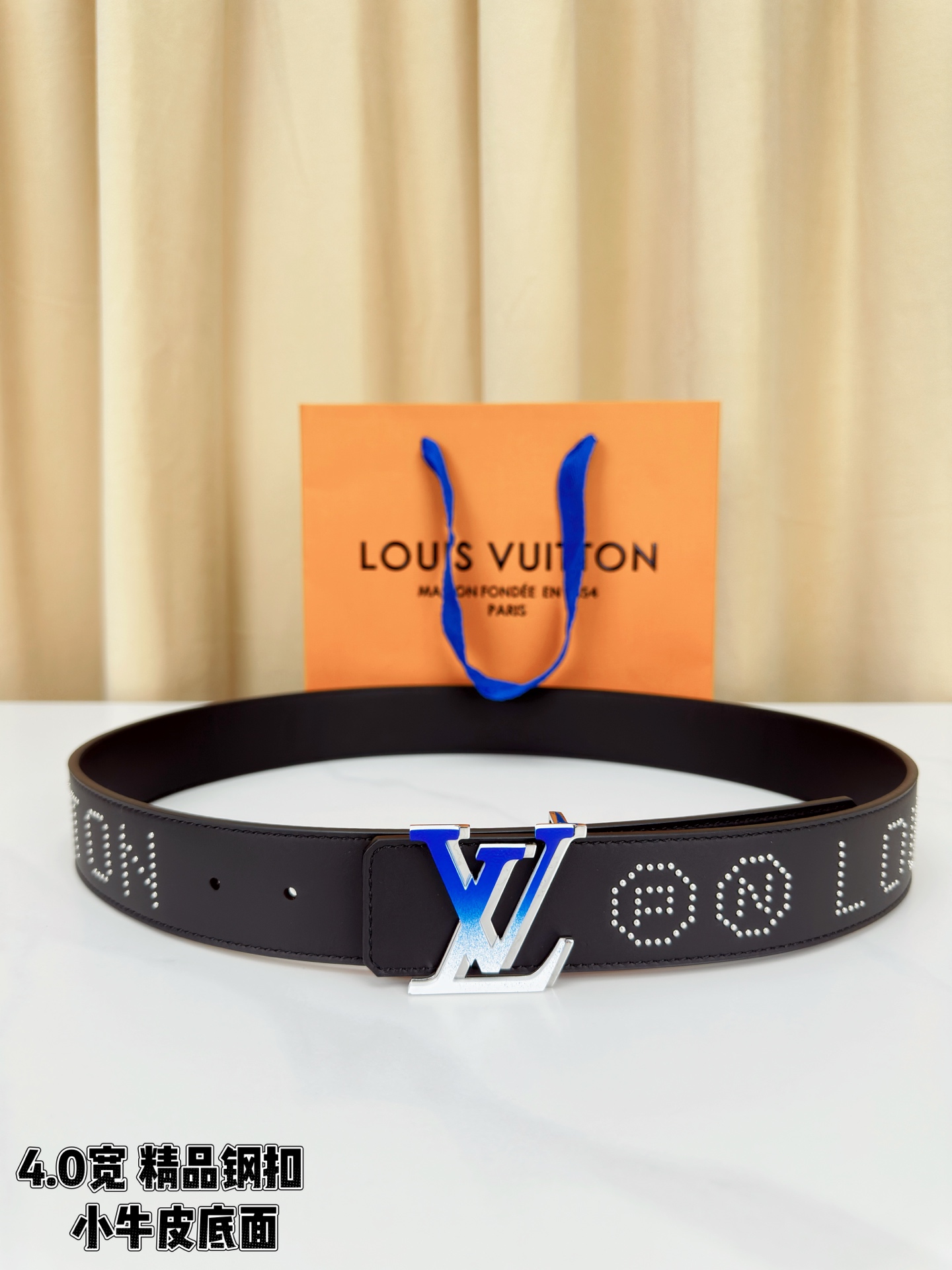 【LV 4.0宽进口小牛皮皮带】4.0cm宽版设计，甄选进口小牛皮。蓝白渐变LV字母钢扣，表面五金铆钉装
