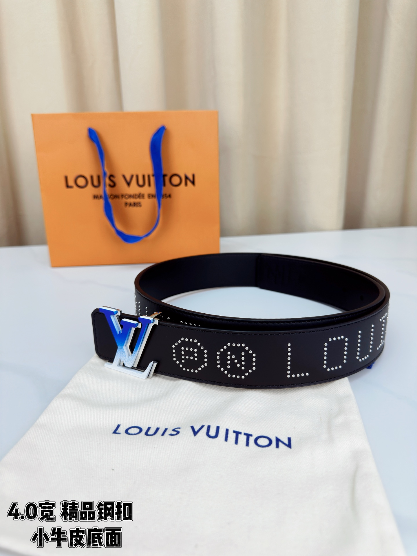 【LV 4.0宽进口小牛皮皮带】4.0cm宽版设计，甄选进口小牛皮。蓝白渐变LV字母钢扣，表面五金铆钉装