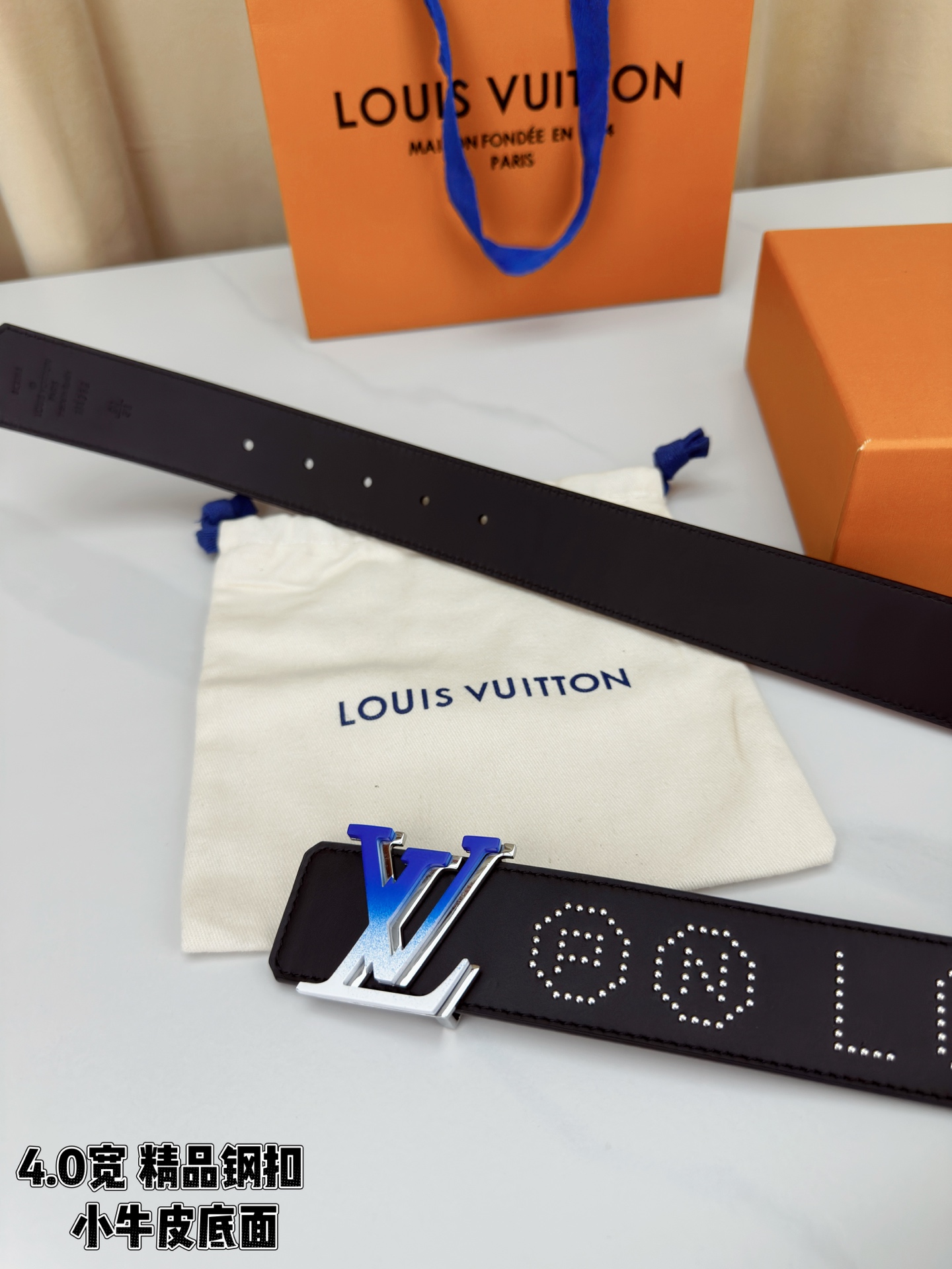 【LV 4.0宽进口小牛皮皮带】4.0cm宽版设计，甄选进口小牛皮。蓝白渐变LV字母钢扣，表面五金铆钉装