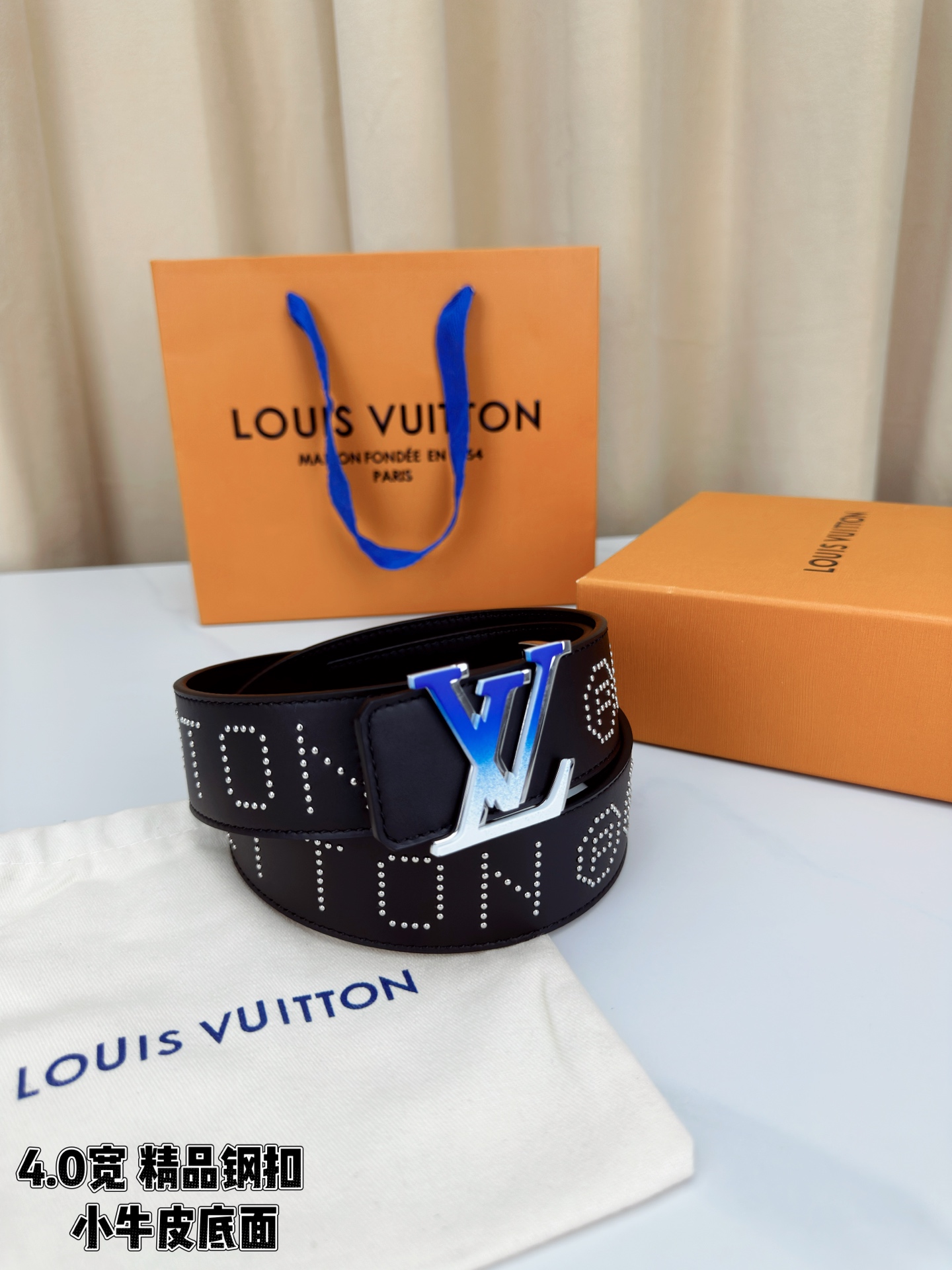 【LV 4.0宽进口小牛皮皮带】4.0cm宽版设计，甄选进口小牛皮。蓝白渐变LV字母钢扣，表面五金铆钉装