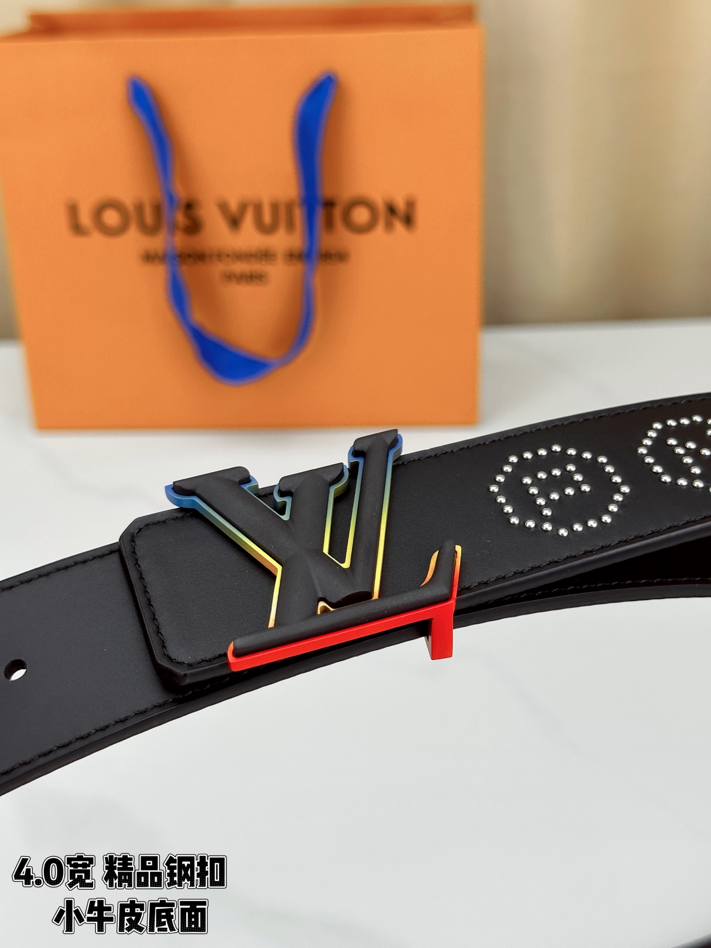 LV这款4.0cm宽进口小牛皮腰带，黑底打钉字母印花勾勒潮酷轮廓，钢扣设计更显硬朗质感。LV字母钢扣线条