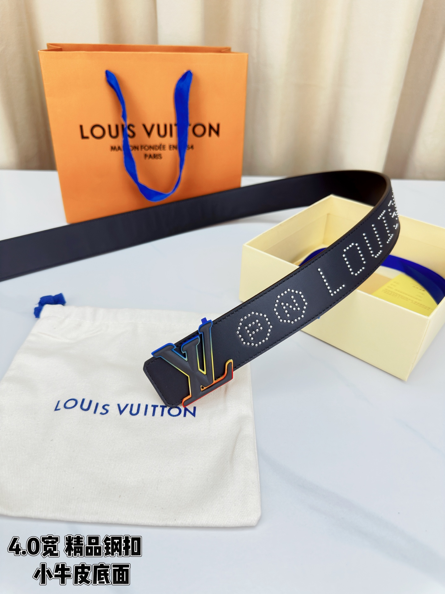 LV这款4.0cm宽进口小牛皮腰带，黑底打钉字母印花勾勒潮酷轮廓，钢扣设计更显硬朗质感。LV字母钢扣线条