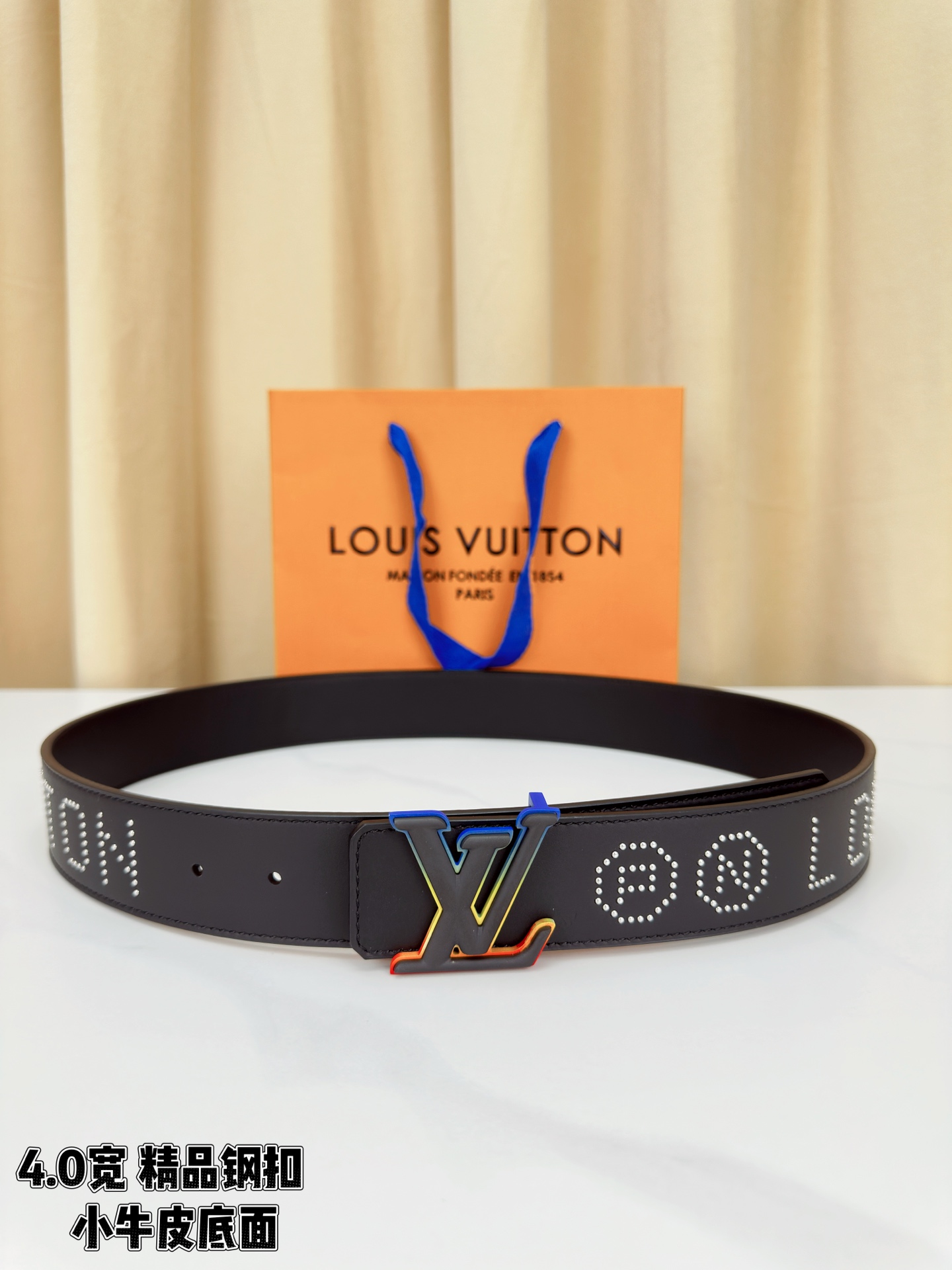 LV这款4.0cm宽进口小牛皮腰带，黑底打钉字母印花勾勒潮酷轮廓，钢扣设计更显硬朗质感。LV字母钢扣线条