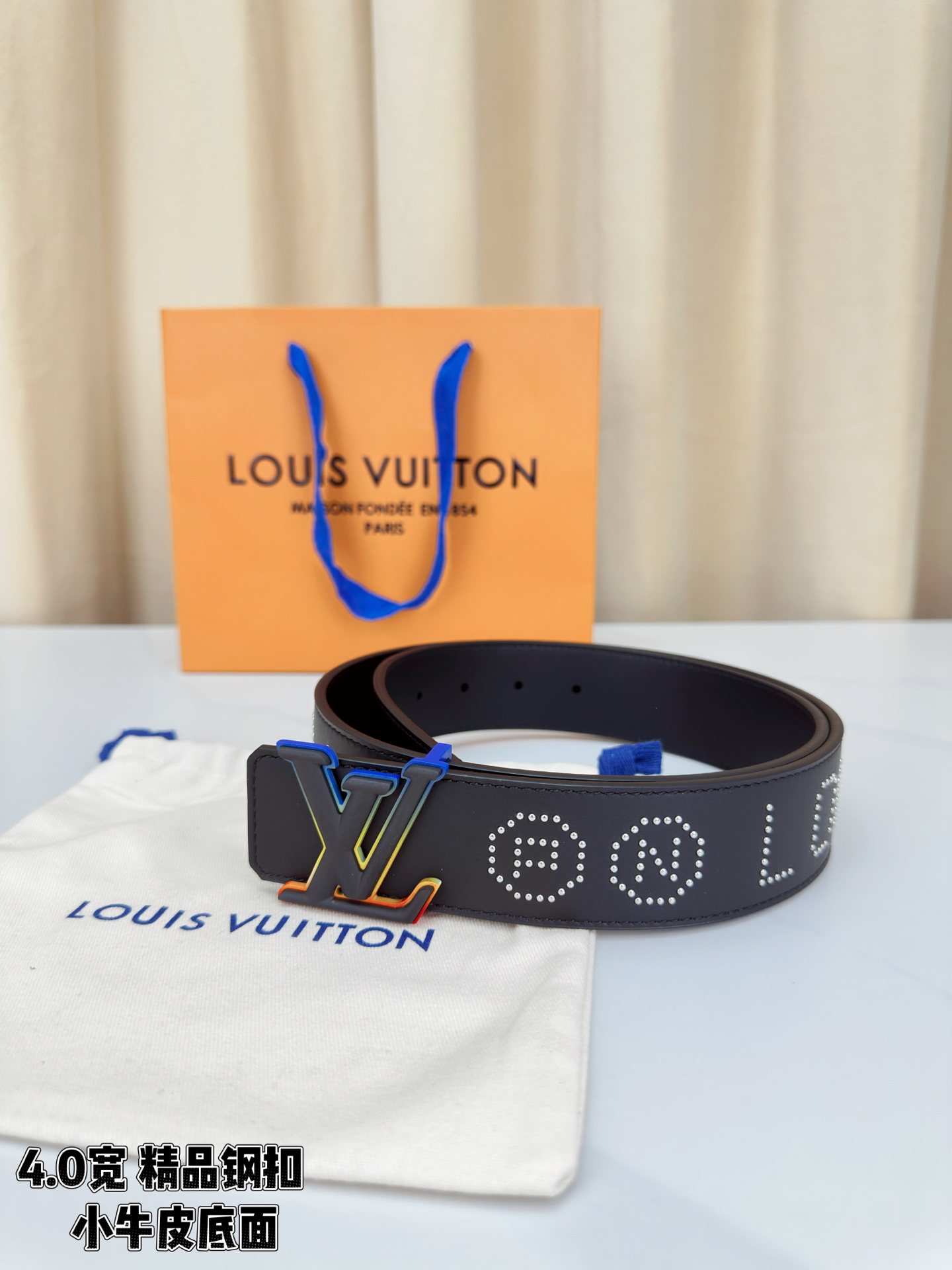 LV这款4.0cm宽进口小牛皮腰带，黑底打钉字母印花勾勒潮酷轮廓，钢扣设计更显硬朗质感。LV字母钢扣线条