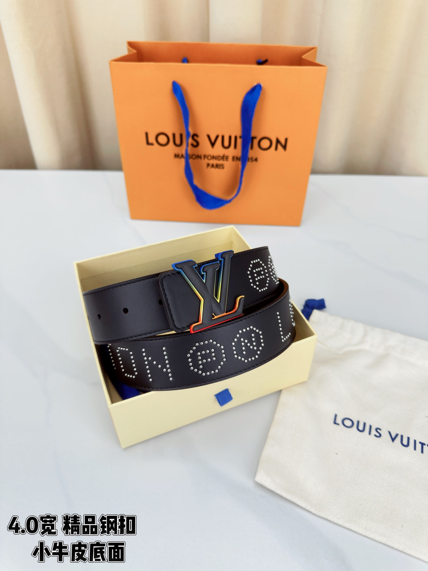 LV这款4.0cm宽进口小牛皮腰带，黑底打钉字母印花勾勒潮酷轮廓，钢扣设计更显硬朗质感。LV字母钢扣线条