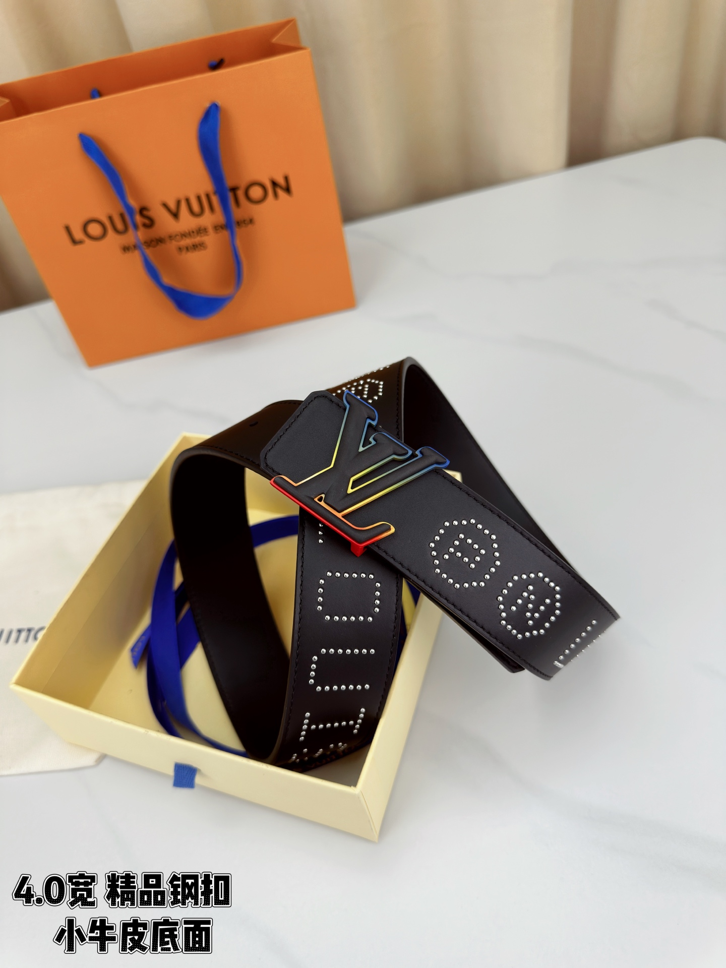 LV这款4.0cm宽进口小牛皮腰带，黑底打钉字母印花勾勒潮酷轮廓，钢扣设计更显硬朗质感。LV字母钢扣线条