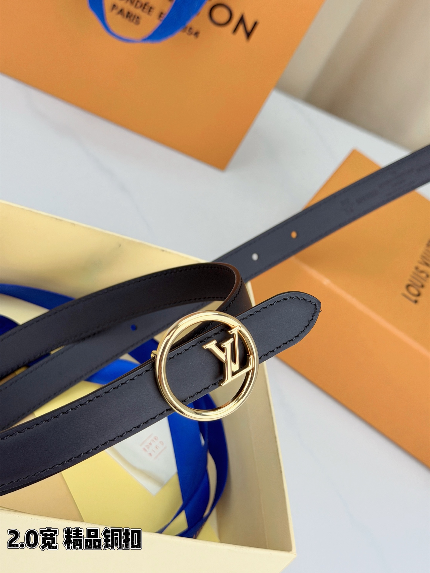路易威登2.0宽细腰带，金色铜扣缀以立体LV标识，光影流转间熠熠生辉。黑玫双色可选，皮革细腻柔软，同色缝