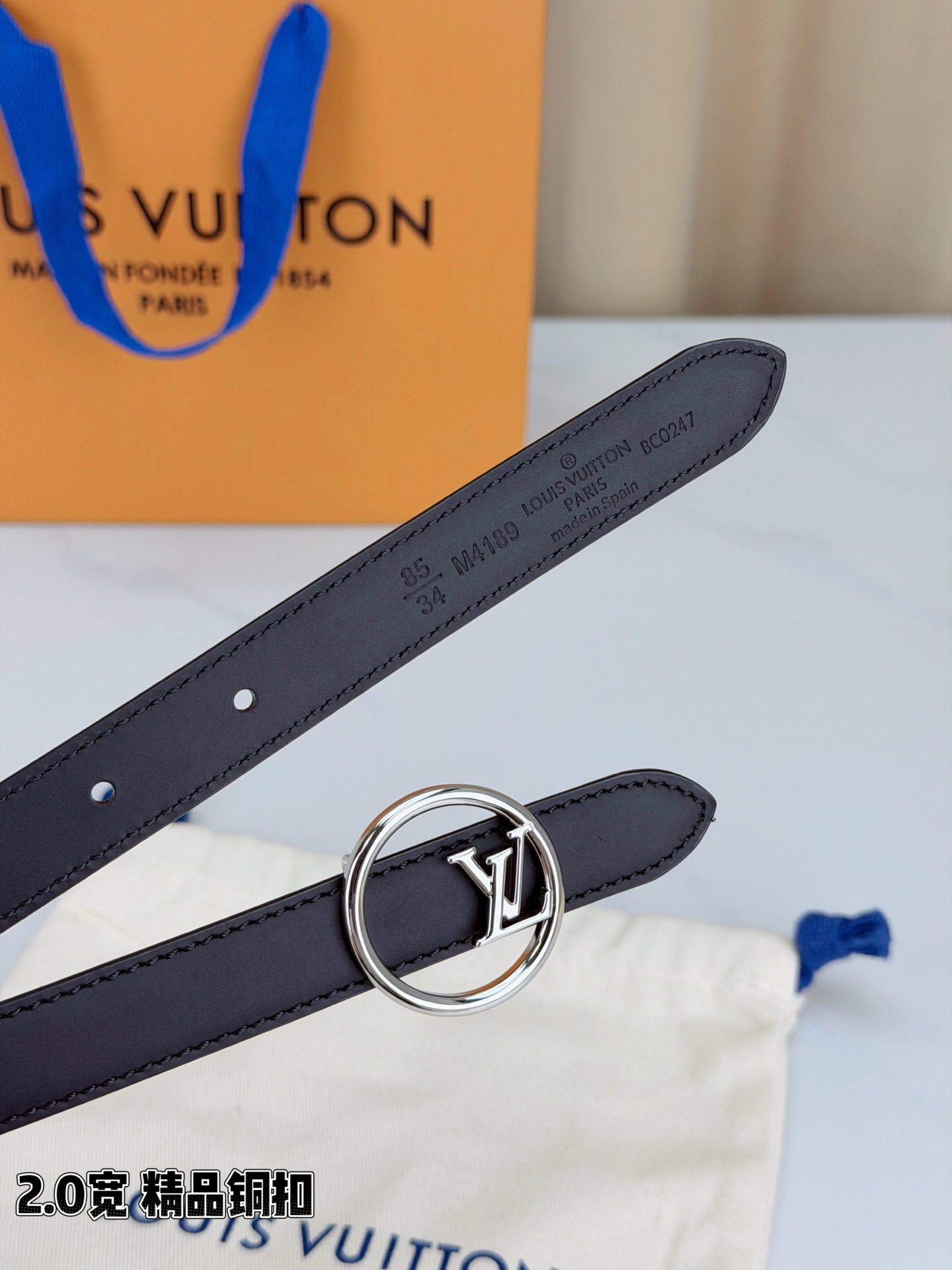 路易威登2.0宽细腰带，金色铜扣缀以立体LV标识，光影流转间熠熠生辉。黑玫双色可选，皮革细腻柔软，同色缝