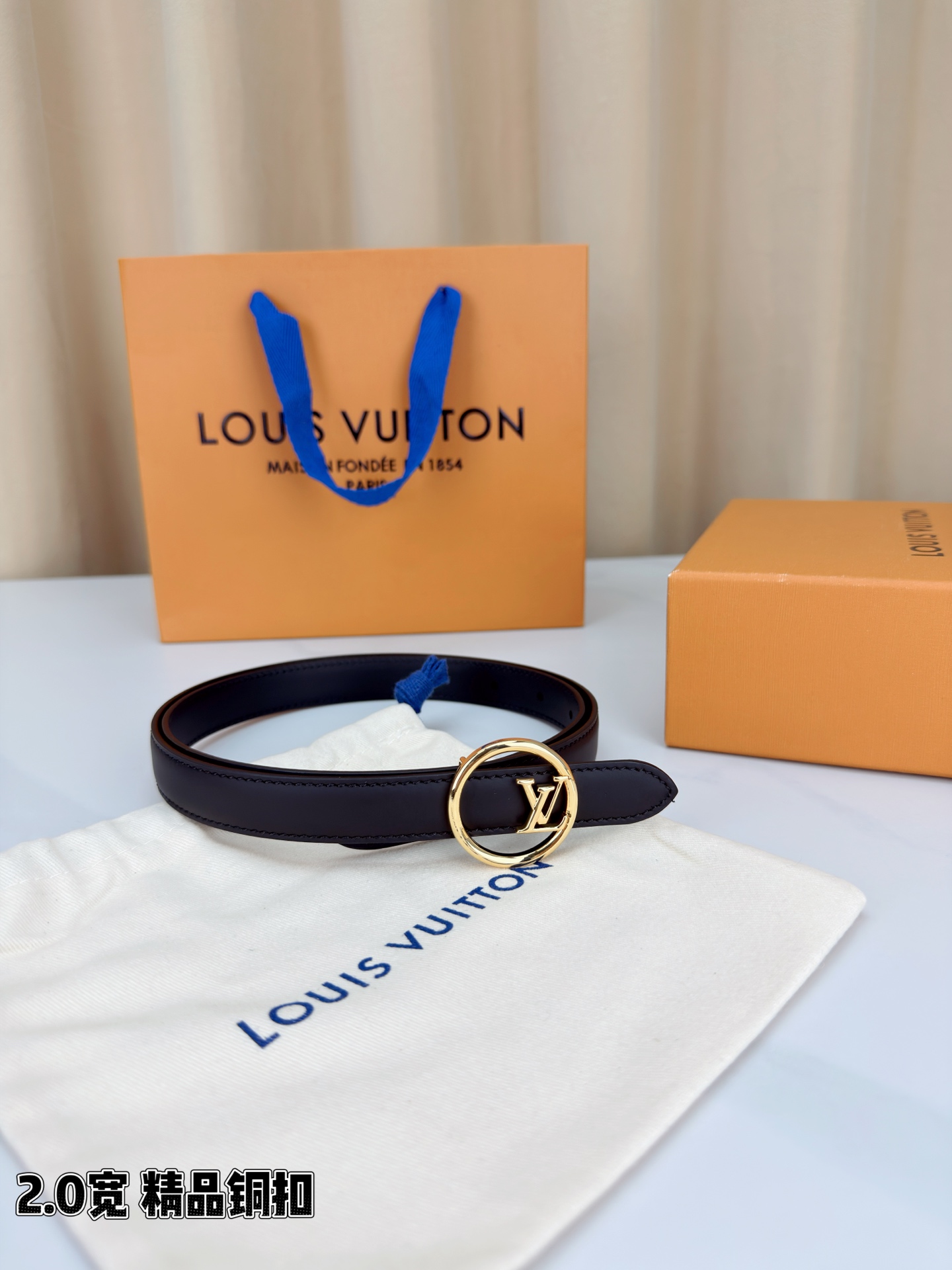 路易威登2.0宽细腰带，金色铜扣缀以立体LV标识，光影流转间熠熠生辉。黑玫双色可选，皮革细腻柔软，同色缝