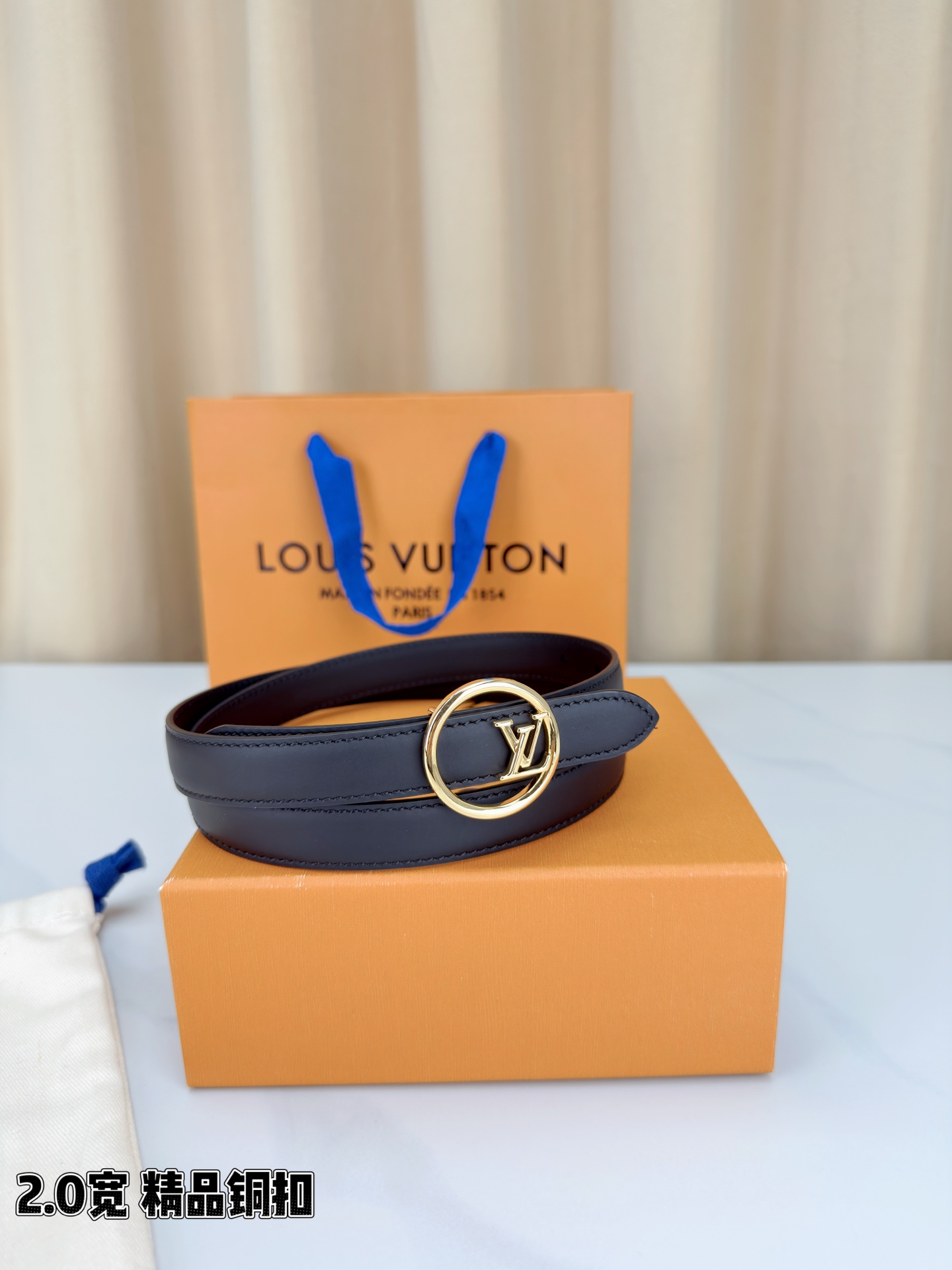 路易威登2.0宽细腰带，金色铜扣缀以立体LV标识，光影流转间熠熠生辉。黑玫双色可选，皮革细腻柔软，同色缝