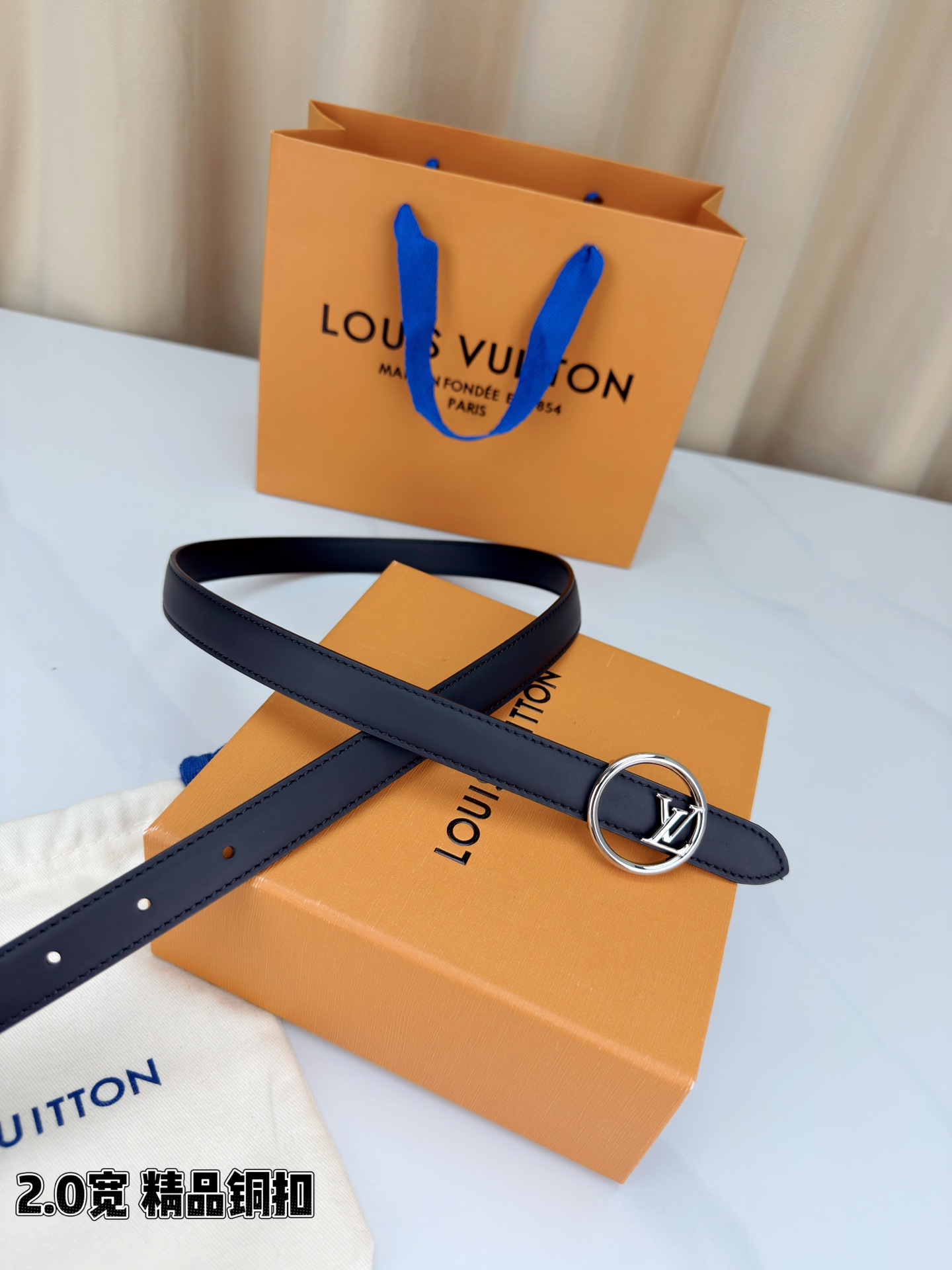 路易威登2.0宽细腰带，金色铜扣缀以立体LV标识，光影流转间熠熠生辉。黑玫双色可选，皮革细腻柔软，同色缝