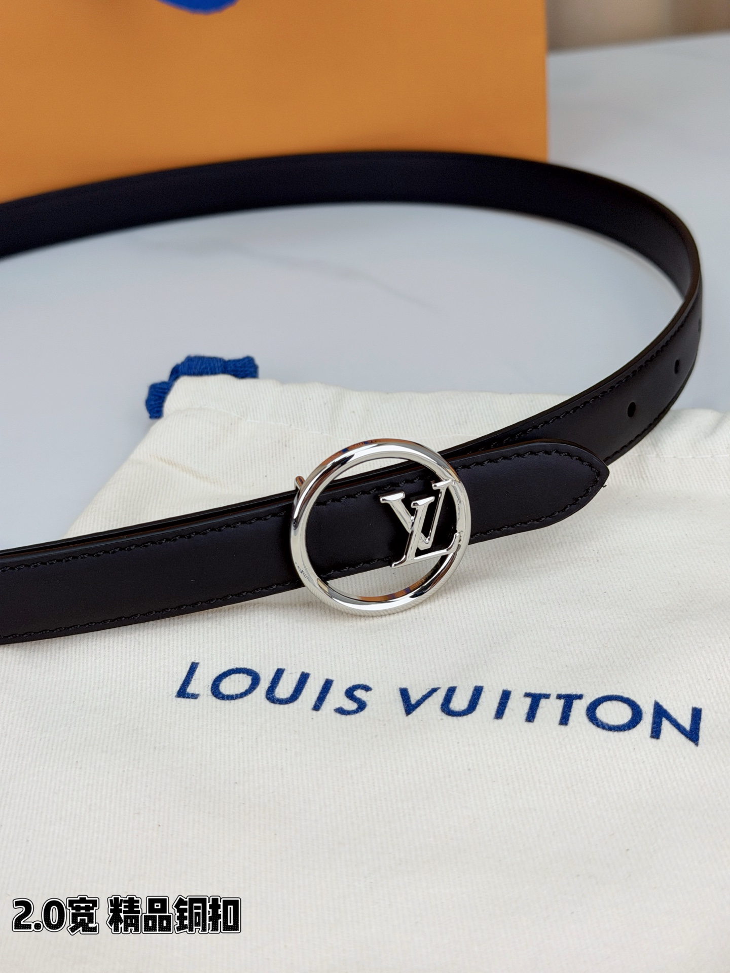 路易威登2.0宽细腰带，金色铜扣缀以立体LV标识，光影流转间熠熠生辉。黑玫双色可选，皮革细腻柔软，同色缝