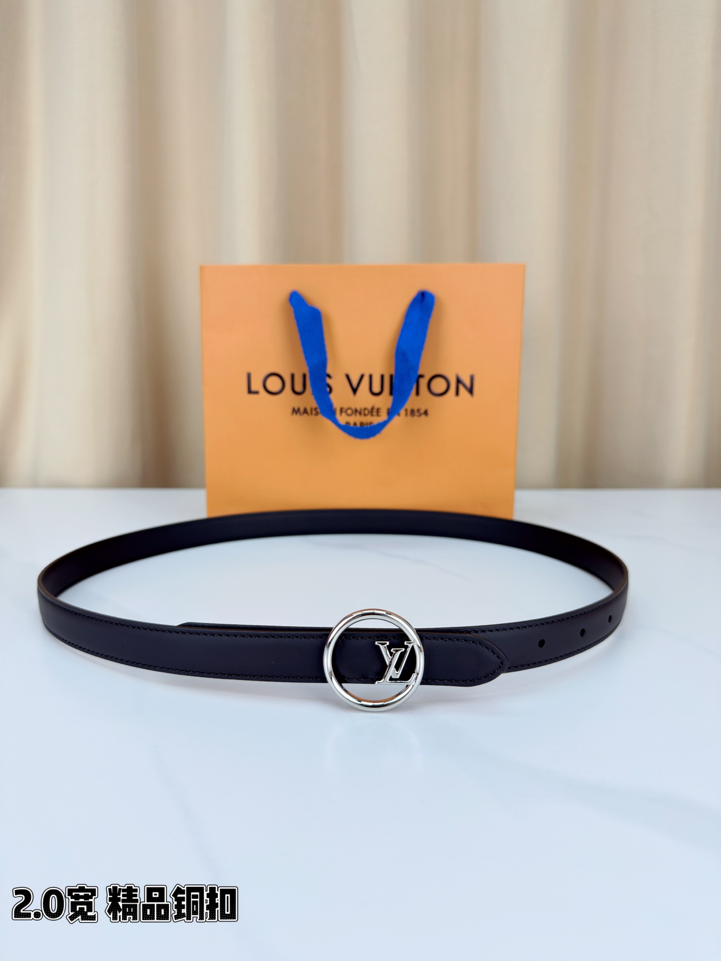 路易威登2.0宽细腰带，金色铜扣缀以立体LV标识，光影流转间熠熠生辉。黑玫双色可选，皮革细腻柔软，同色缝