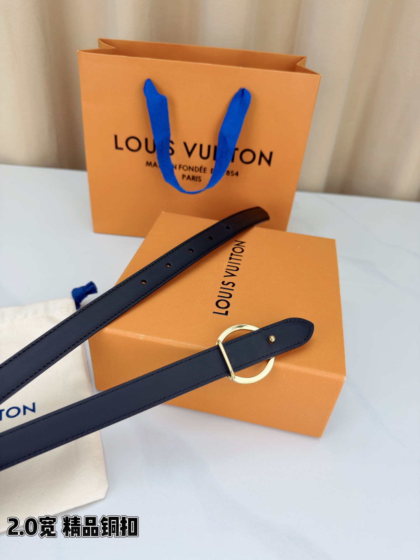 路易威登2.0宽细腰带，金色铜扣缀以立体LV标识，光影流转间熠熠生辉。黑玫双色可选，皮革细腻柔软，同色缝