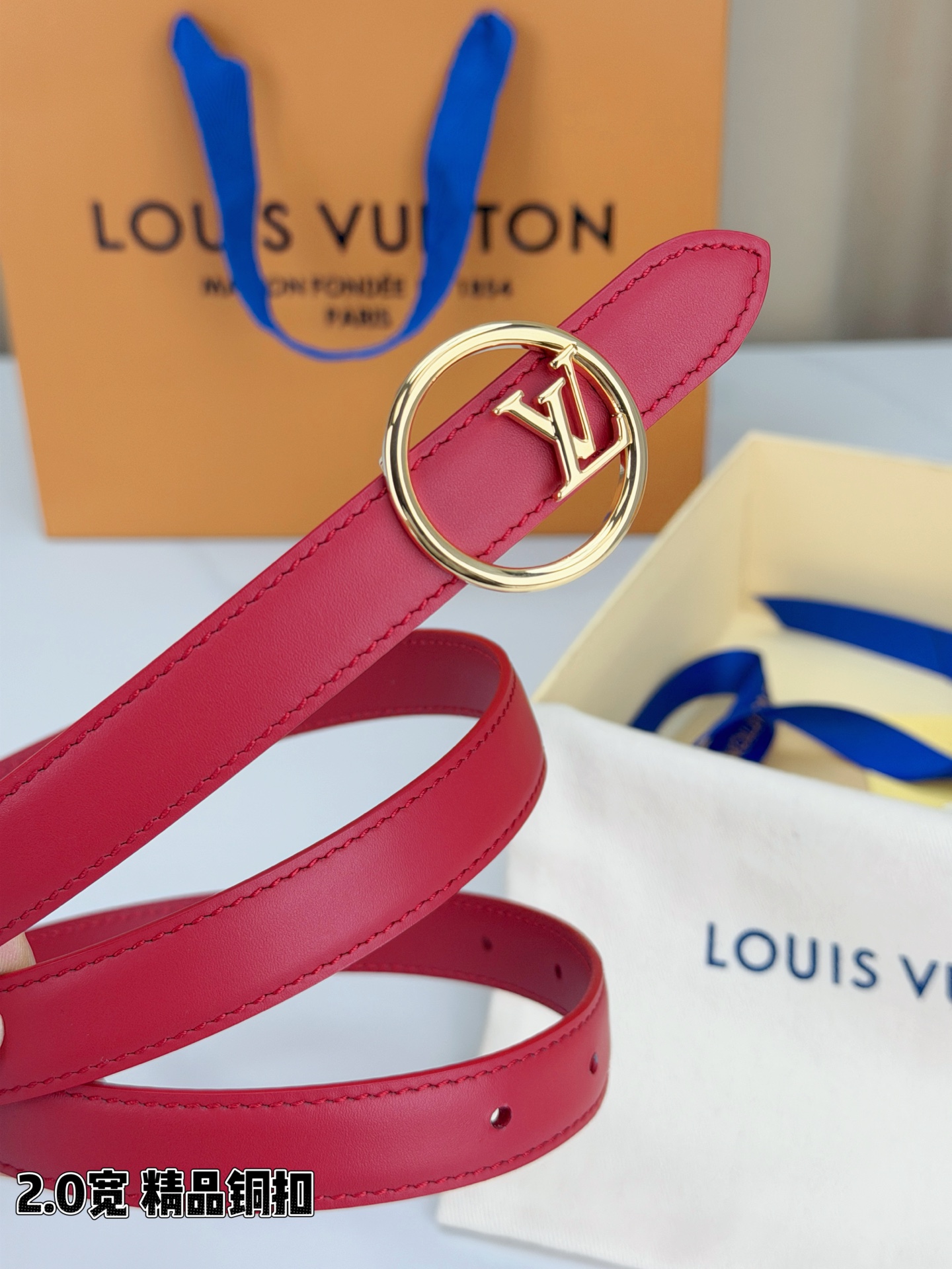 路易威登2.0宽细腰带，金色铜扣缀以立体LV标识，光影流转间熠熠生辉。黑玫双色可选，皮革细腻柔软，同色缝