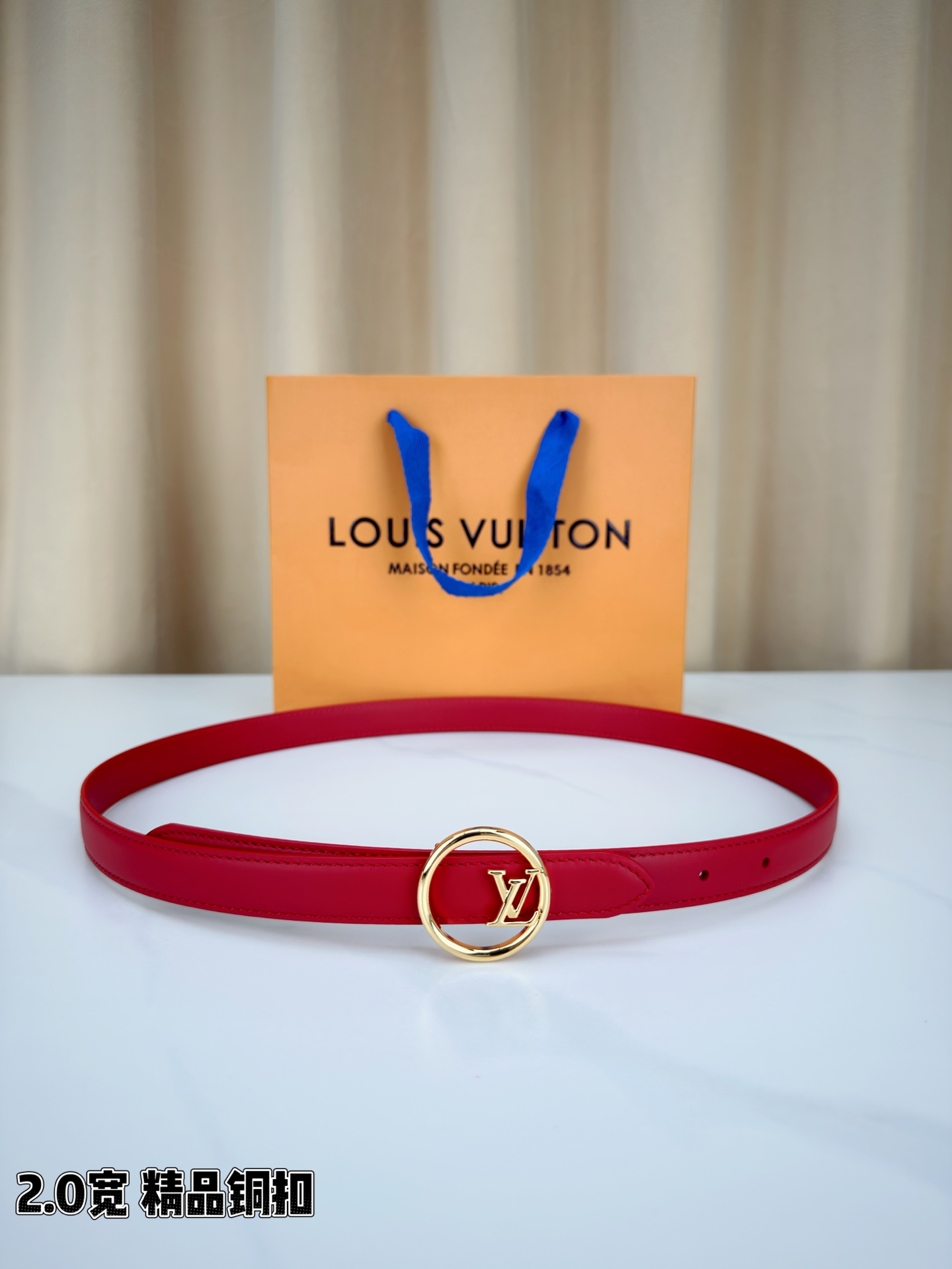 路易威登2.0宽细腰带，金色铜扣缀以立体LV标识，光影流转间熠熠生辉。黑玫双色可选，皮革细腻柔软，同色缝