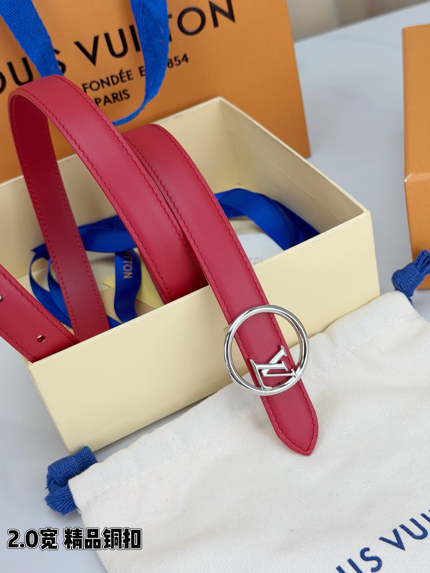 路易威登2.0宽细腰带，金色铜扣缀以立体LV标识，光影流转间熠熠生辉。黑玫双色可选，皮革细腻柔软，同色缝