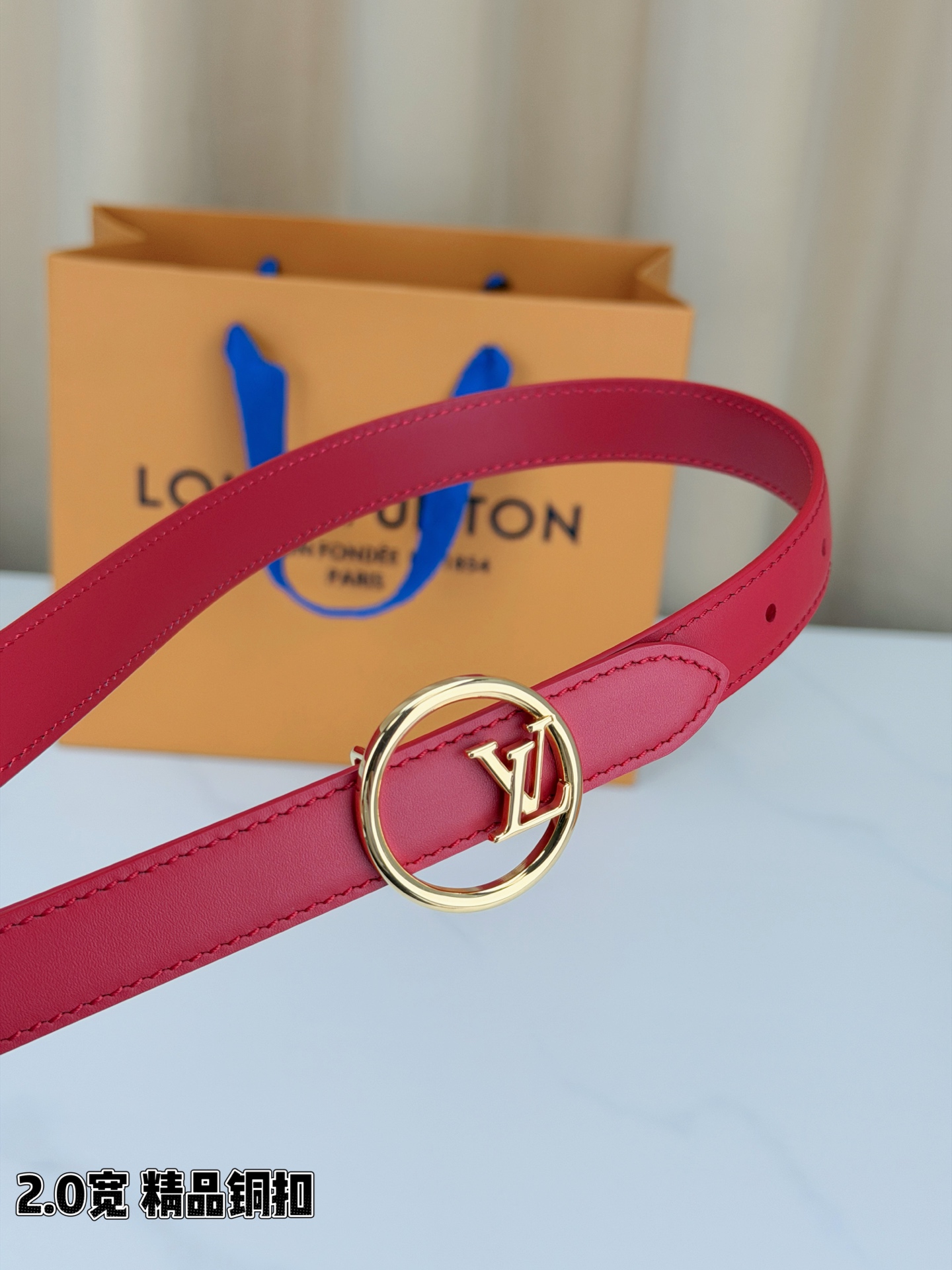 路易威登2.0宽细腰带，金色铜扣缀以立体LV标识，光影流转间熠熠生辉。黑玫双色可选，皮革细腻柔软，同色缝