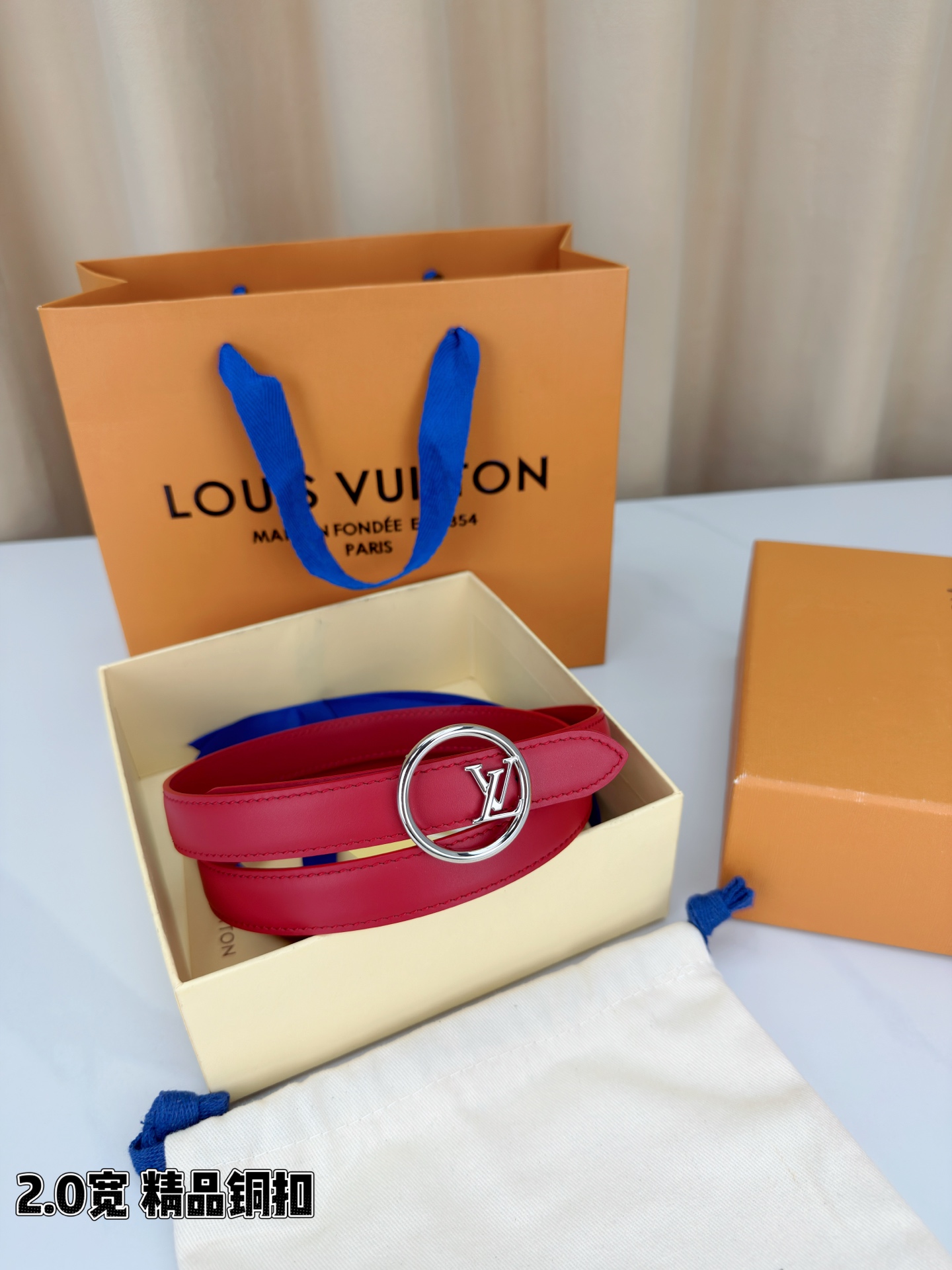 路易威登2.0宽细腰带，金色铜扣缀以立体LV标识，光影流转间熠熠生辉。黑玫双色可选，皮革细腻柔软，同色缝