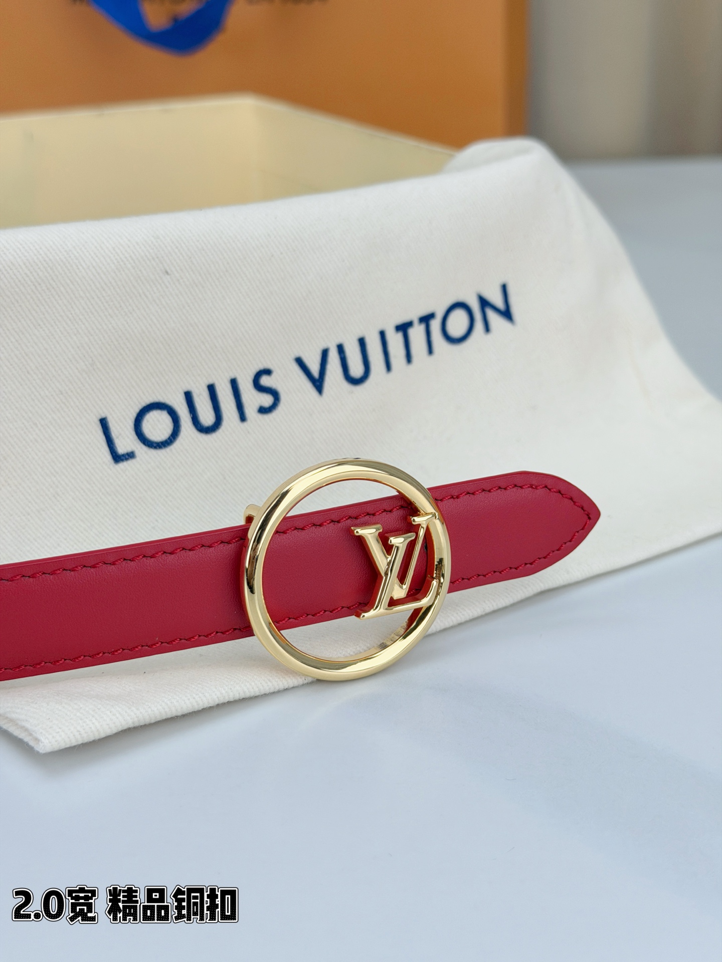 路易威登2.0宽细腰带，金色铜扣缀以立体LV标识，光影流转间熠熠生辉。黑玫双色可选，皮革细腻柔软，同色缝