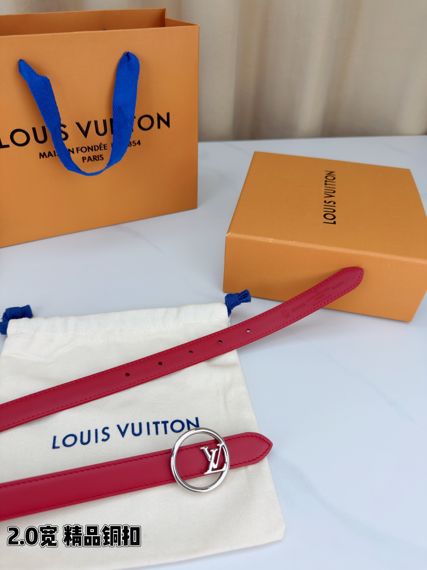 路易威登2.0宽细腰带，金色铜扣缀以立体LV标识，光影流转间熠熠生辉。黑玫双色可选，皮革细腻柔软，同色缝