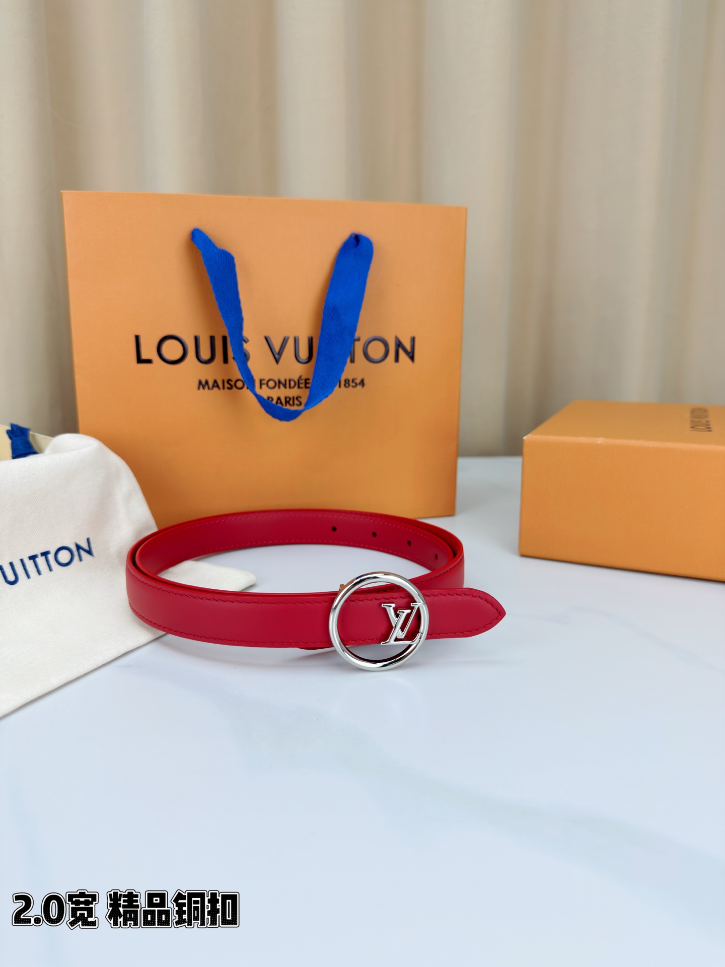 路易威登2.0宽细腰带，金色铜扣缀以立体LV标识，光影流转间熠熠生辉。黑玫双色可选，皮革细腻柔软，同色缝
