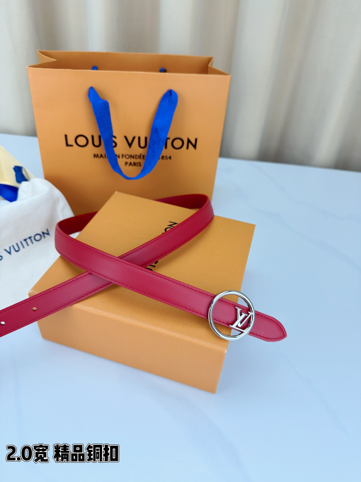 路易威登2.0宽细腰带，金色铜扣缀以立体LV标识，光影流转间熠熠生辉。黑玫双色可选，皮革细腻柔软，同色缝