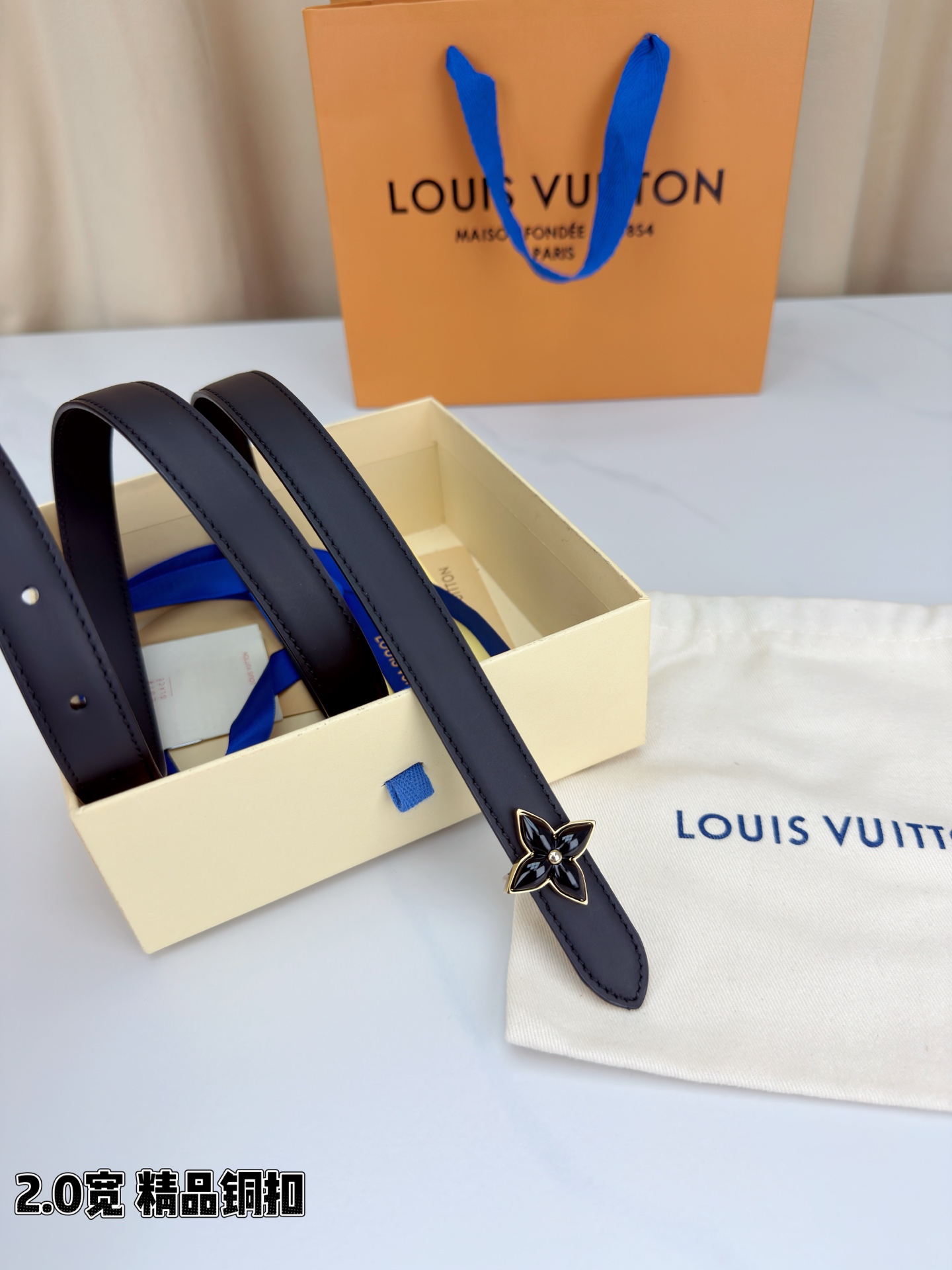 路易威登2.0宽细腰带，四叶花铜扣缀以金色包边，中心金属珠灵动点睛。红黑双色可选，皮革细腻柔软，同色缝线