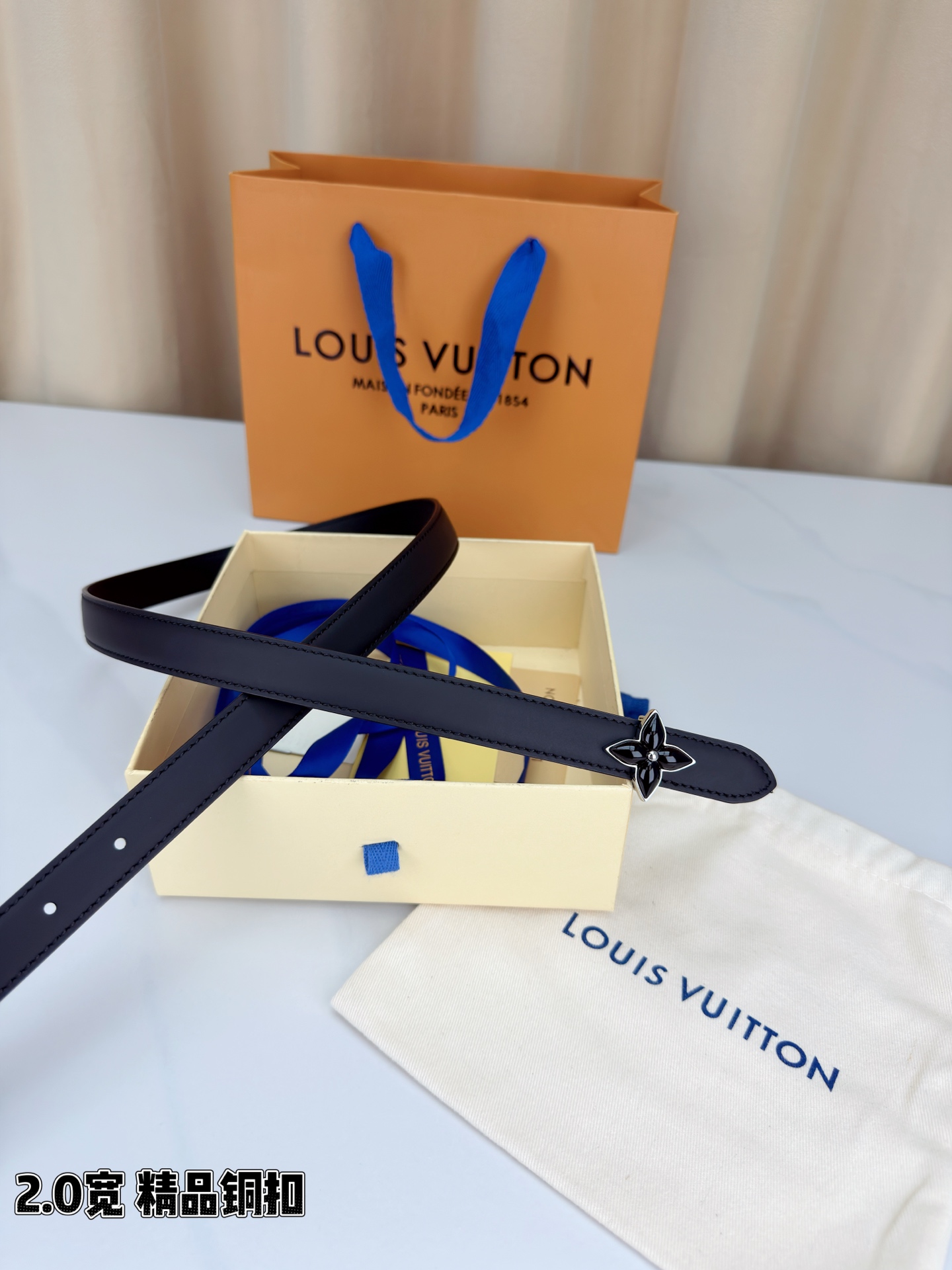 路易威登2.0宽细腰带，四叶花铜扣缀以金色包边，中心金属珠灵动点睛。红黑双色可选，皮革细腻柔软，同色缝线