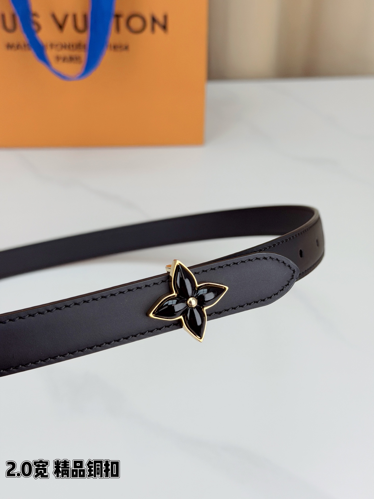 路易威登2.0宽细腰带，四叶花铜扣缀以金色包边，中心金属珠灵动点睛。红黑双色可选，皮革细腻柔软，同色缝线