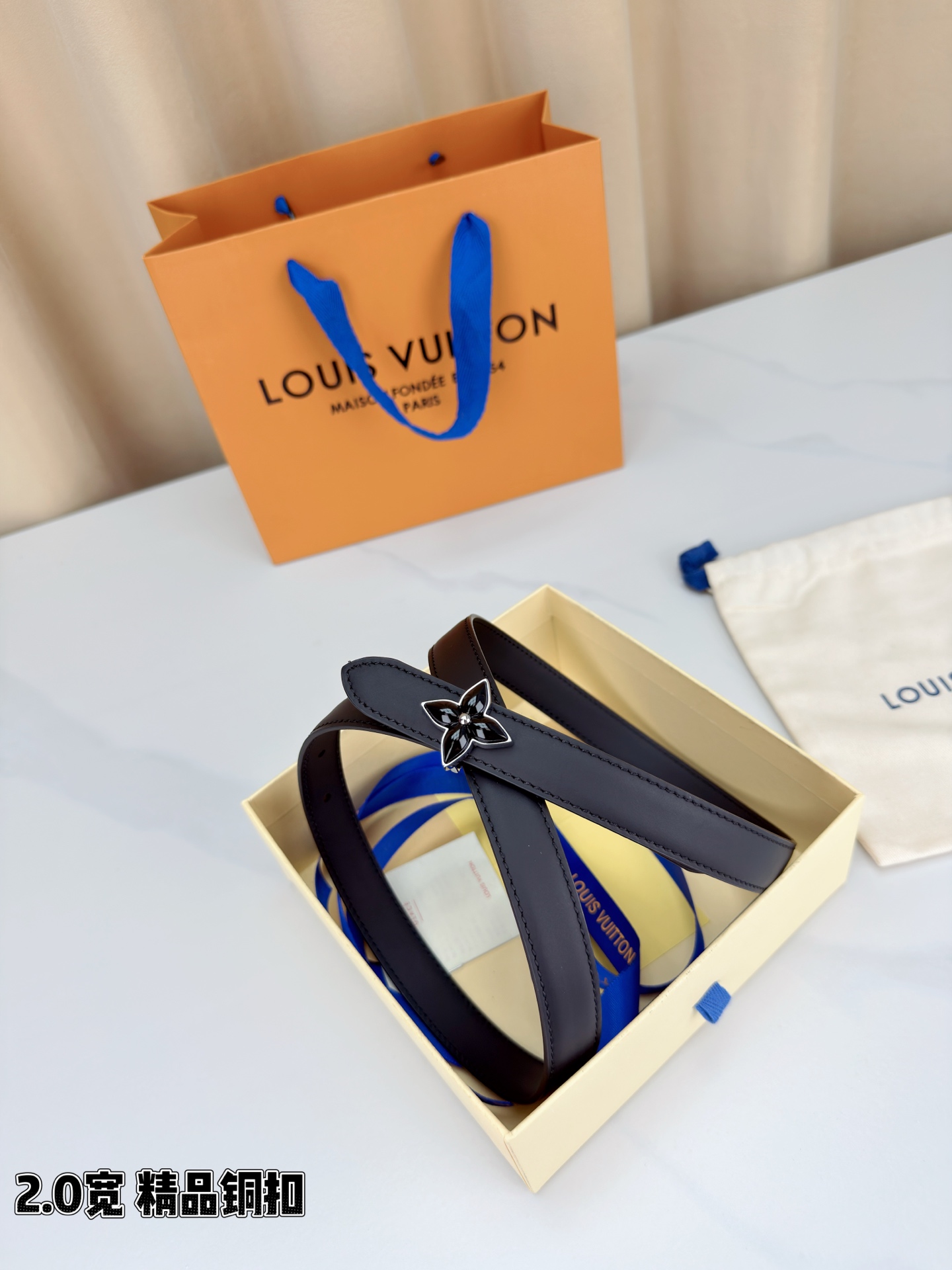 路易威登2.0宽细腰带，四叶花铜扣缀以金色包边，中心金属珠灵动点睛。红黑双色可选，皮革细腻柔软，同色缝线