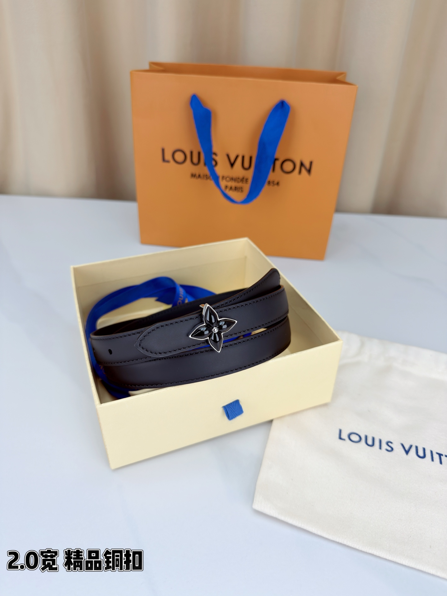 路易威登2.0宽细腰带，四叶花铜扣缀以金色包边，中心金属珠灵动点睛。红黑双色可选，皮革细腻柔软，同色缝线