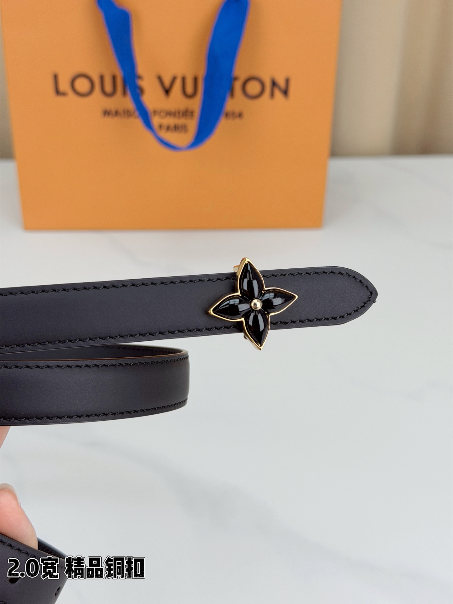 路易威登2.0宽细腰带，四叶花铜扣缀以金色包边，中心金属珠灵动点睛。红黑双色可选，皮革细腻柔软，同色缝线